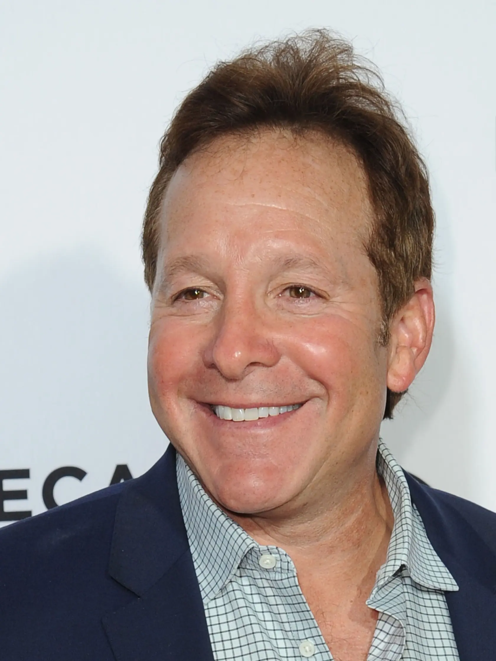 Herec Steve Guttenberg, ktorý sa medzi fanúšikmi preslávil aj vďaka úlohe poručíka Mahoneyho v legendárnom seriáli Policajná akadémia, prežíva náročné chvíle v súkromnom živote. Po šiestich rokoch manželstva sa rozvádza.