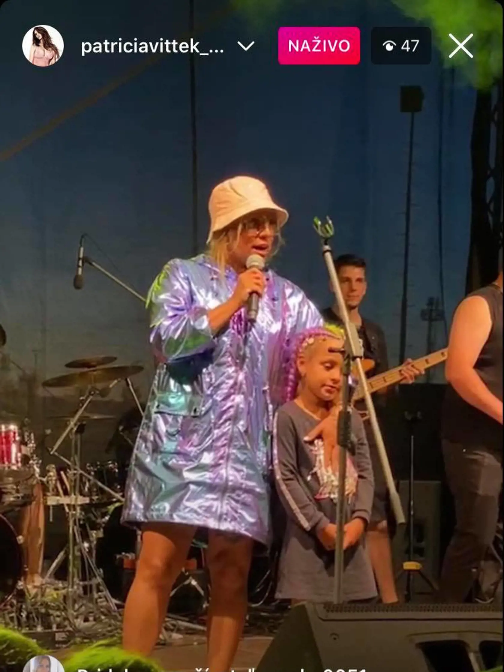 Júl 2021: Tina sa po dlhej dobe opäť postavila na pódium a odohrala koncert. Tentokrát jej asistovala aj dcéra Anička.