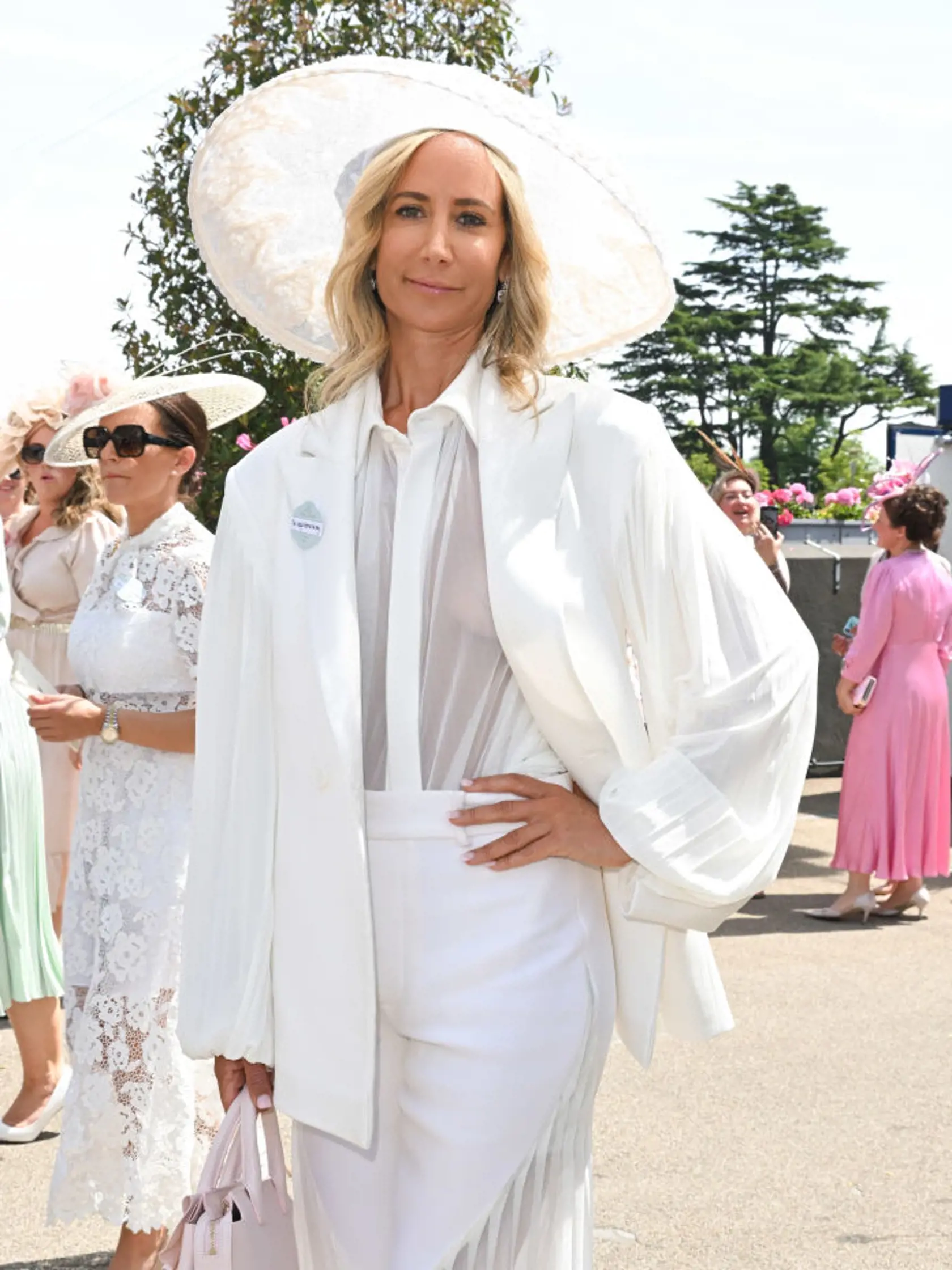 V pravidlách však nie je zmienka o holých prsiach, čo využila sexi lady Victoria Harvey a na dostihoch sa objavila v bielych priehľadných šatách bez podprsenky, čím vystavila na obdiv prednosti.