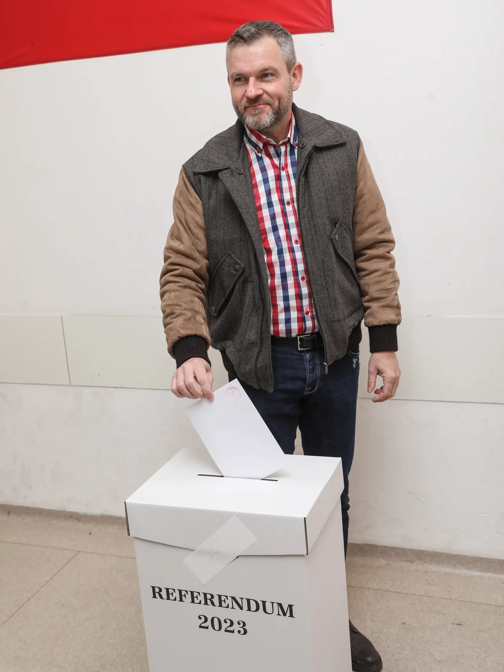 Poslanec Národnej rady Slovenskej republiky Peter Pellegrini pri účasti na referende o zmene ústavy, ktorá by mala umožniť predčasné voľby.