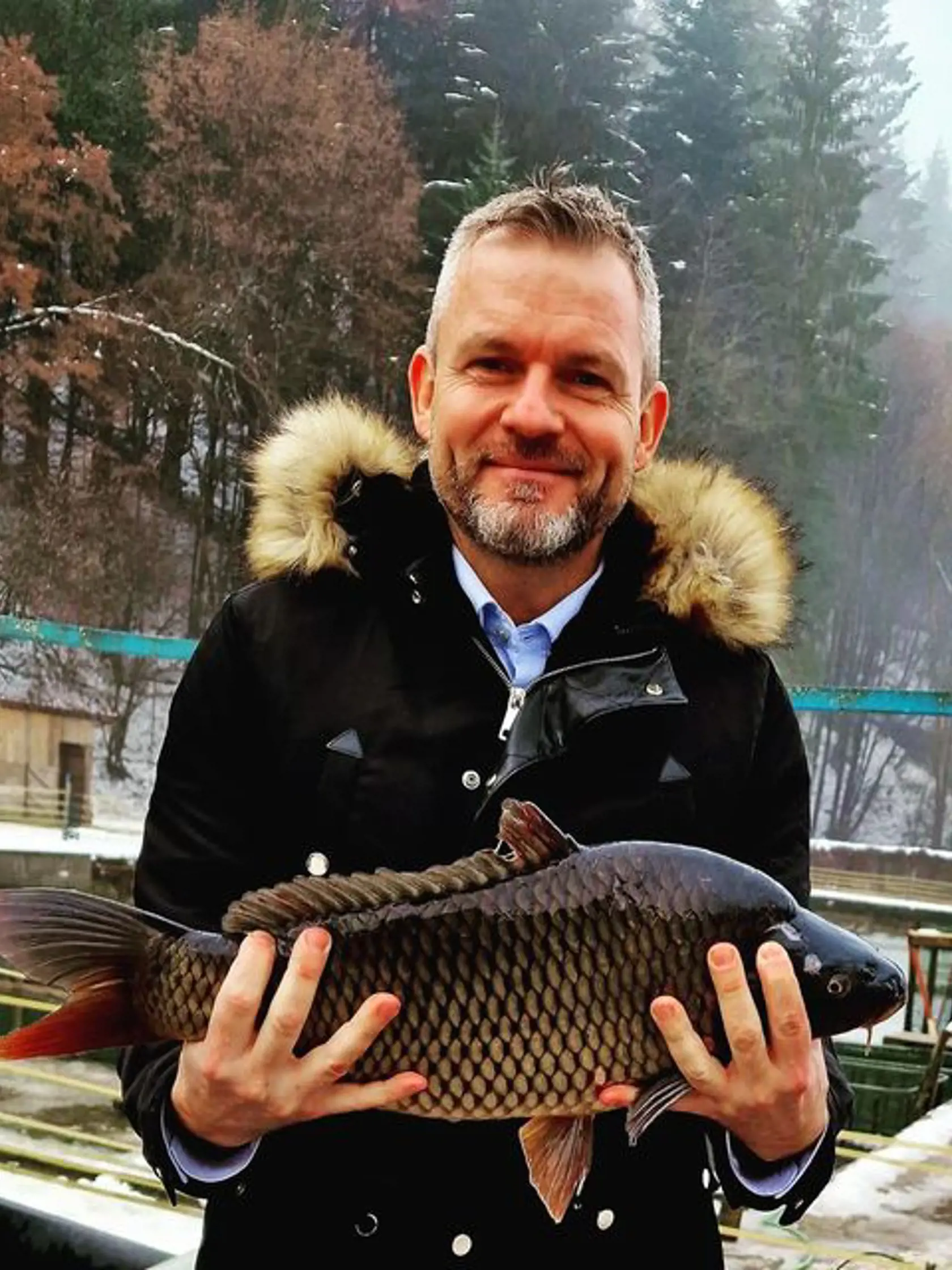 Bývalý predseda vlády Peter Pellegrini s vianočným kaprom.