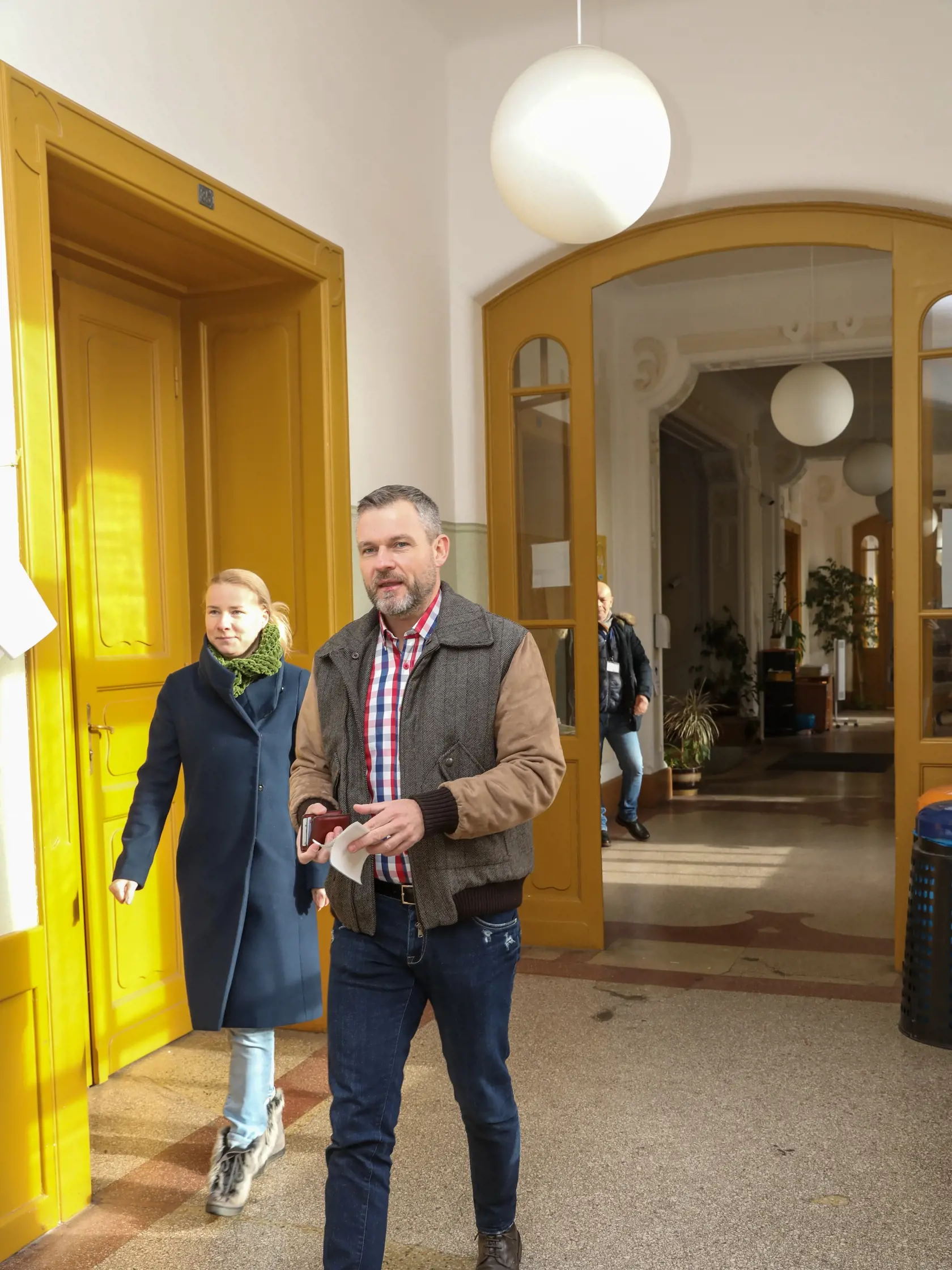 Poslanec Národnej rady Slovenskej republiky Peter Pellegrini pri účasti na referende o zmene ústavy, ktorá by mala umožniť predčasné voľby.