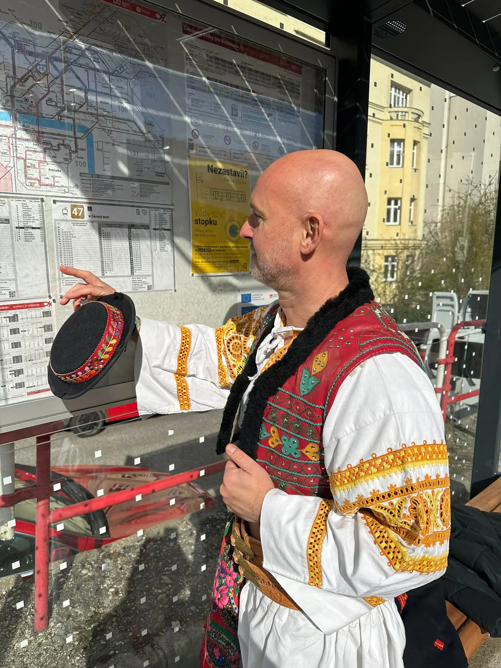 Podpredseda SaS Branislav Gröhling sa vybral šibať autobusom. „Áno, áno, som v kroji, čo vám poviem. Aj mi bola zima, aj mi chrbát pomrzol, aj som ľudí pobavil (mama má záchvat smiechu),“ prezradil exminister na sociálnej sieti s tým, že má na sebe očovský kroj s ihlovou čipkou.