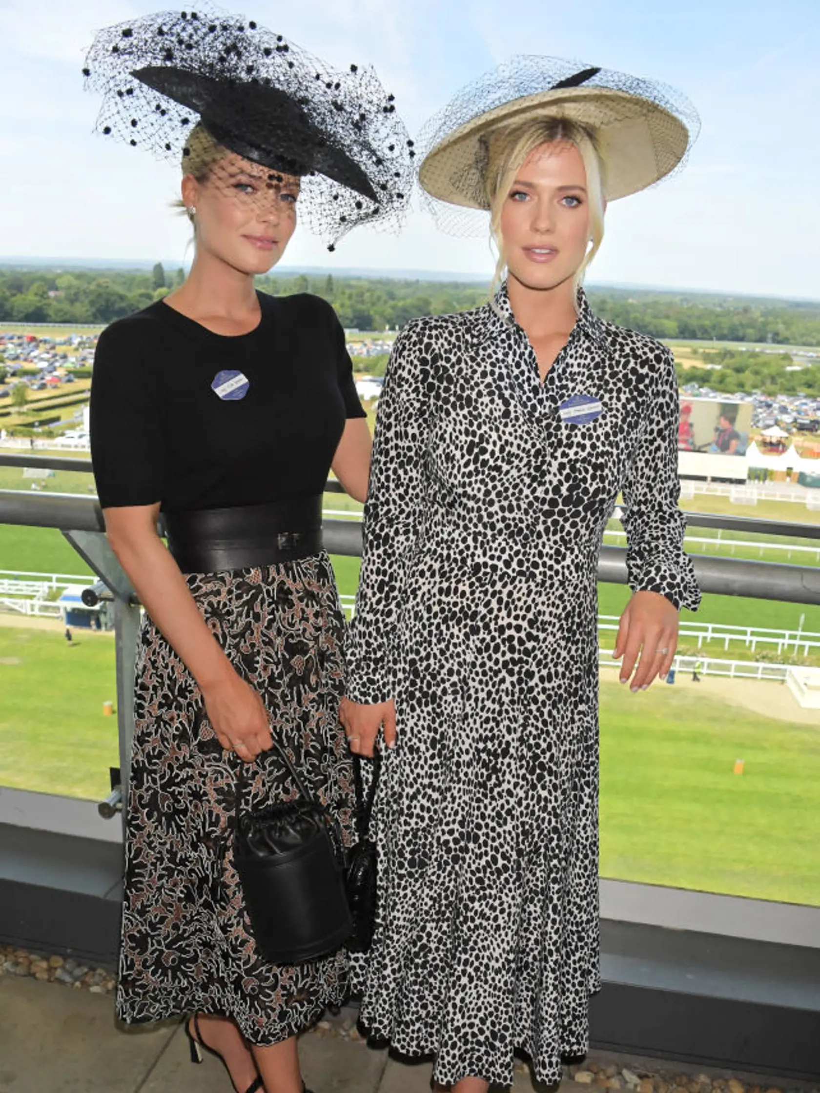 Royal Ascot 2022 - Najviac pozornosti však zožali krásne netere zosnulej princeznej Diany Lady Eliza a Amelia Spencerové, ktoré sa predviedli v elegantných čierno-krémových outfitoch.