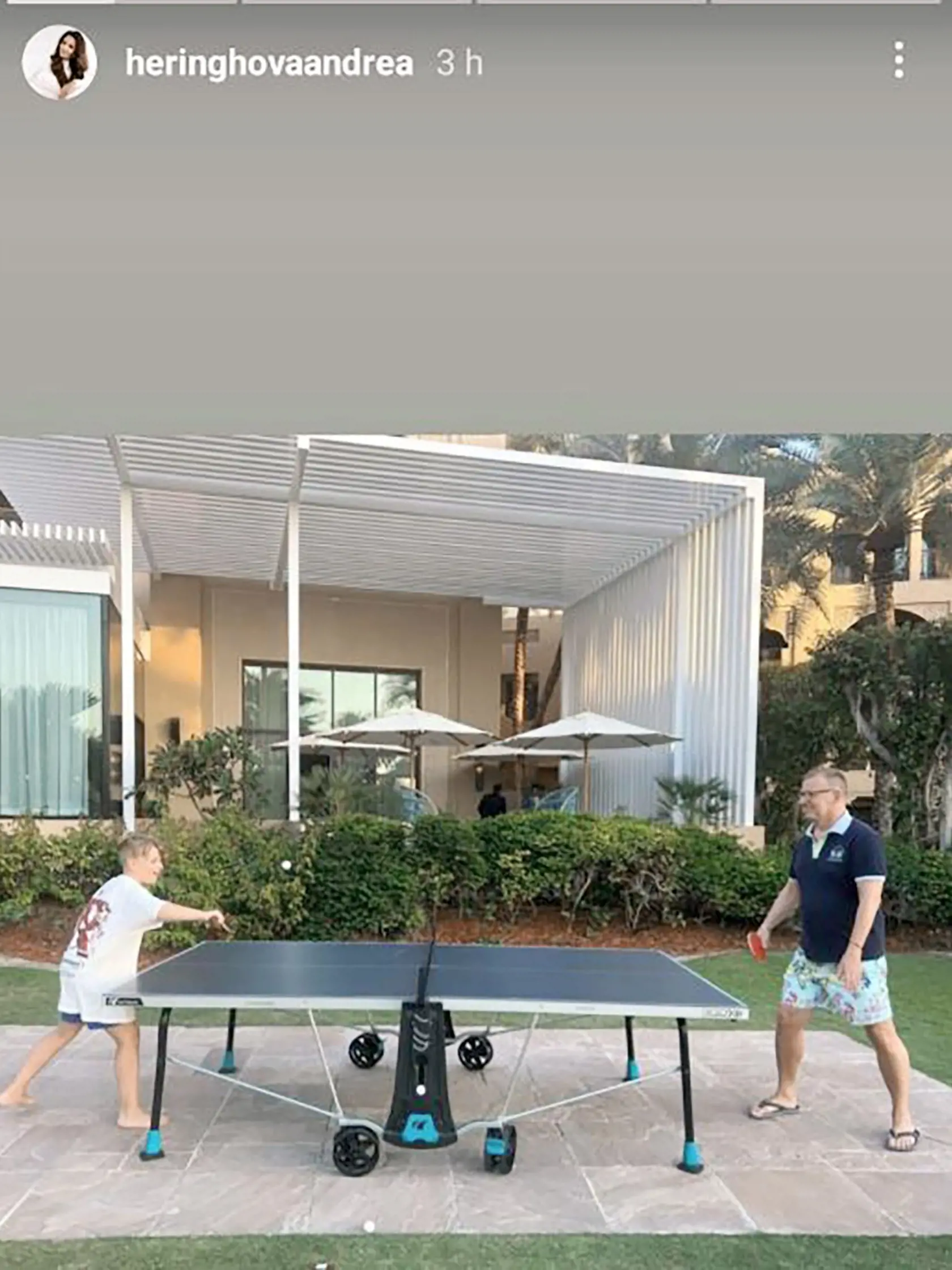 Dovolenkuje v Dubaji, kým sa iné vadia, Kollár si užíva s Andreou Heringhovou a ich deťmi. So synom si zahral pingpong.