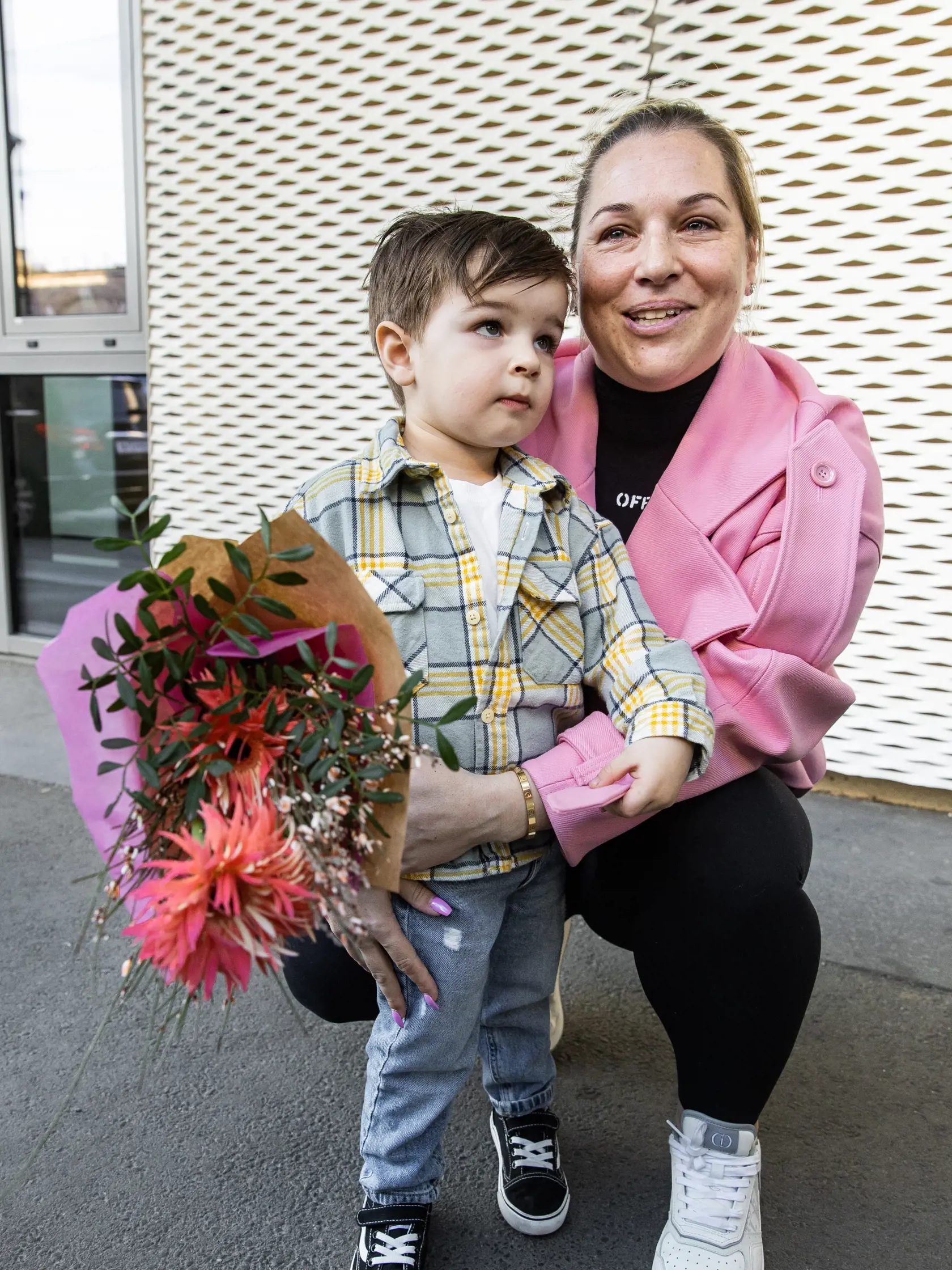 Dominika Cibulková potom, ako odchádzala z viedenskej kliniky po pôrode. Bývalú tenistku zmohli emócie.