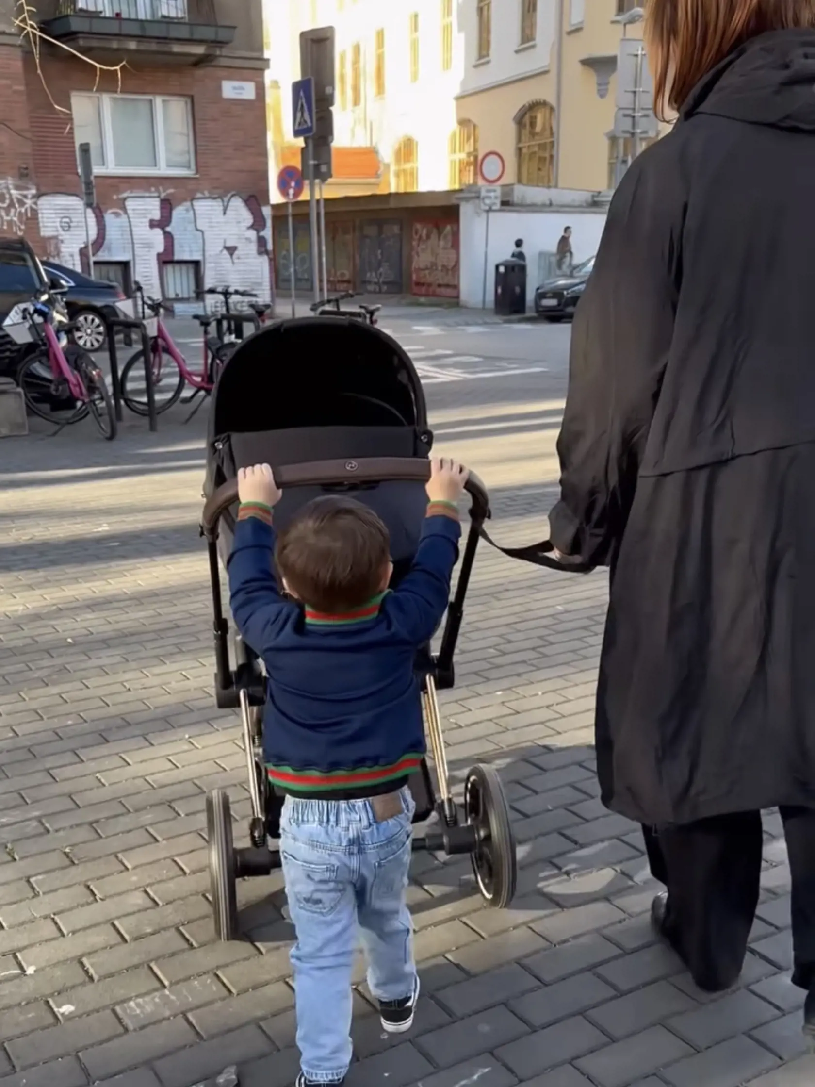 Cibulkovej dcérka Ninka sa už kočíkuje v plnej paráde. Prvé kočíkovanie si zobral do parády jej braček Jakubko.