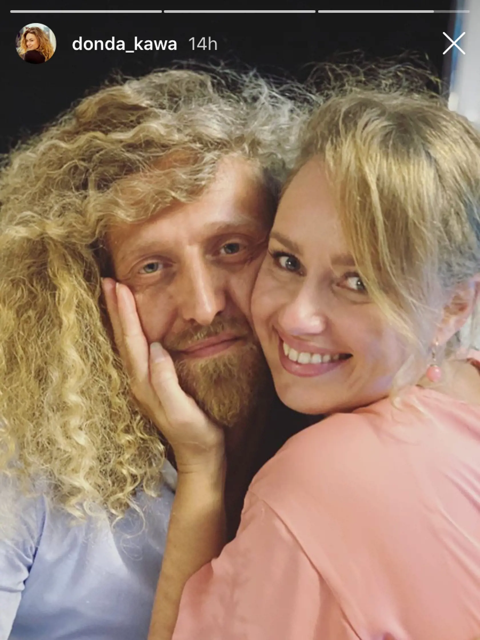 Natália Puklušová s partnerom na svadbe Jany Kovalčíkovej.