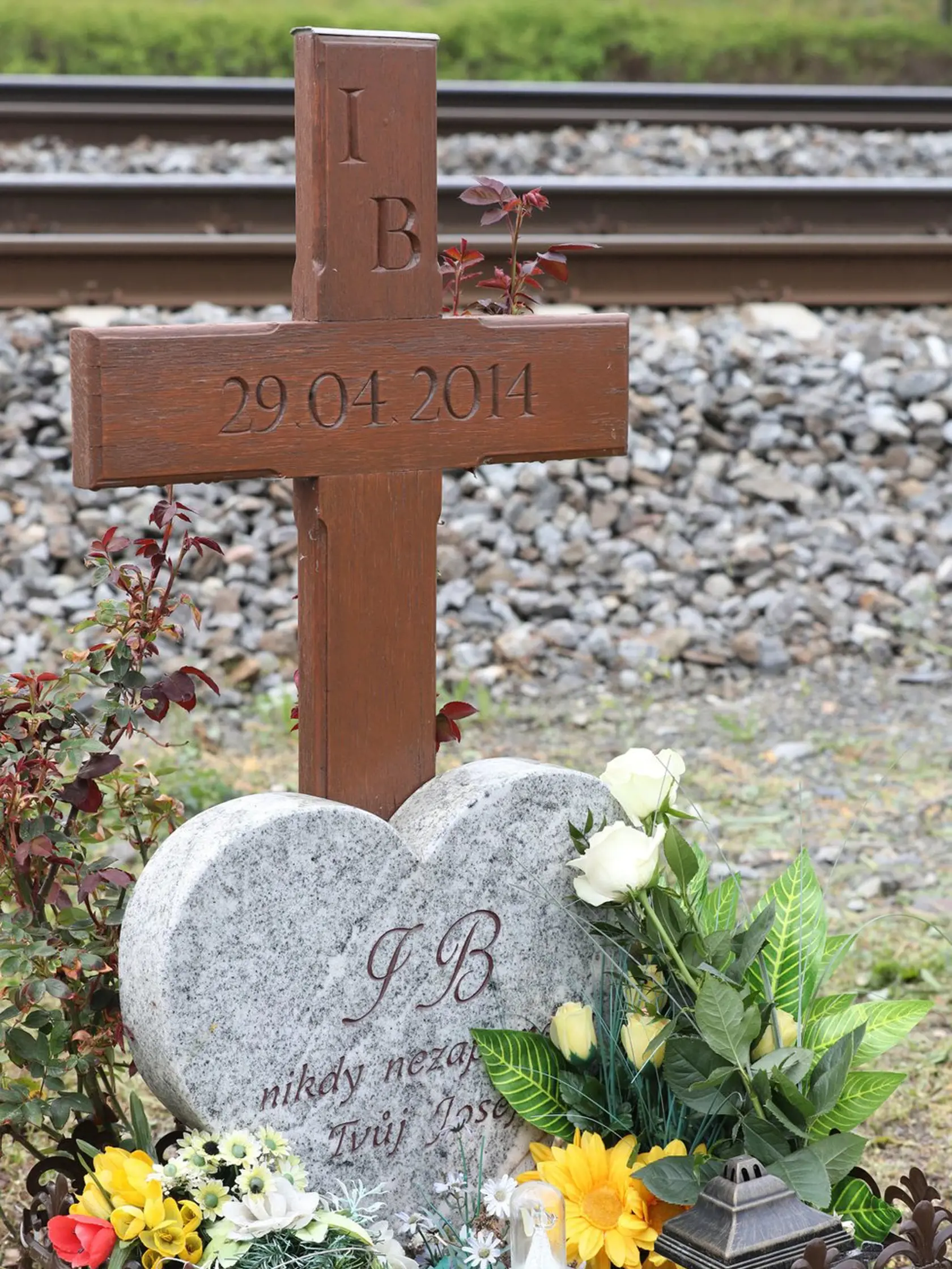 Pôvodný pomník Ivety Bartošovej.