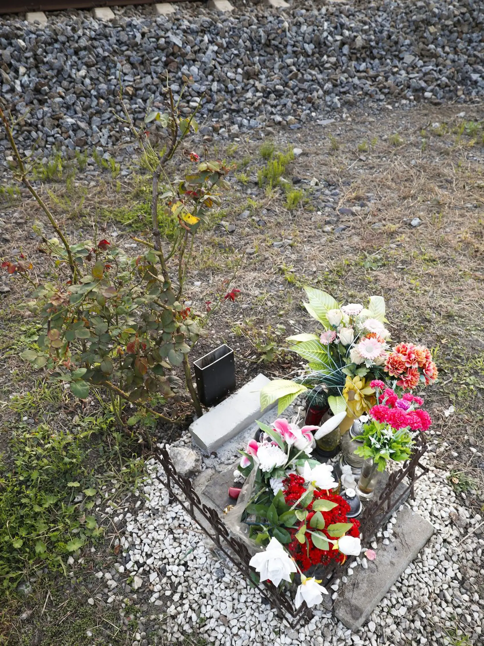 September 2021: Nový pomník pre Ivetu Bartošovú. Prerobil ho vdovec Josef Rychtář.