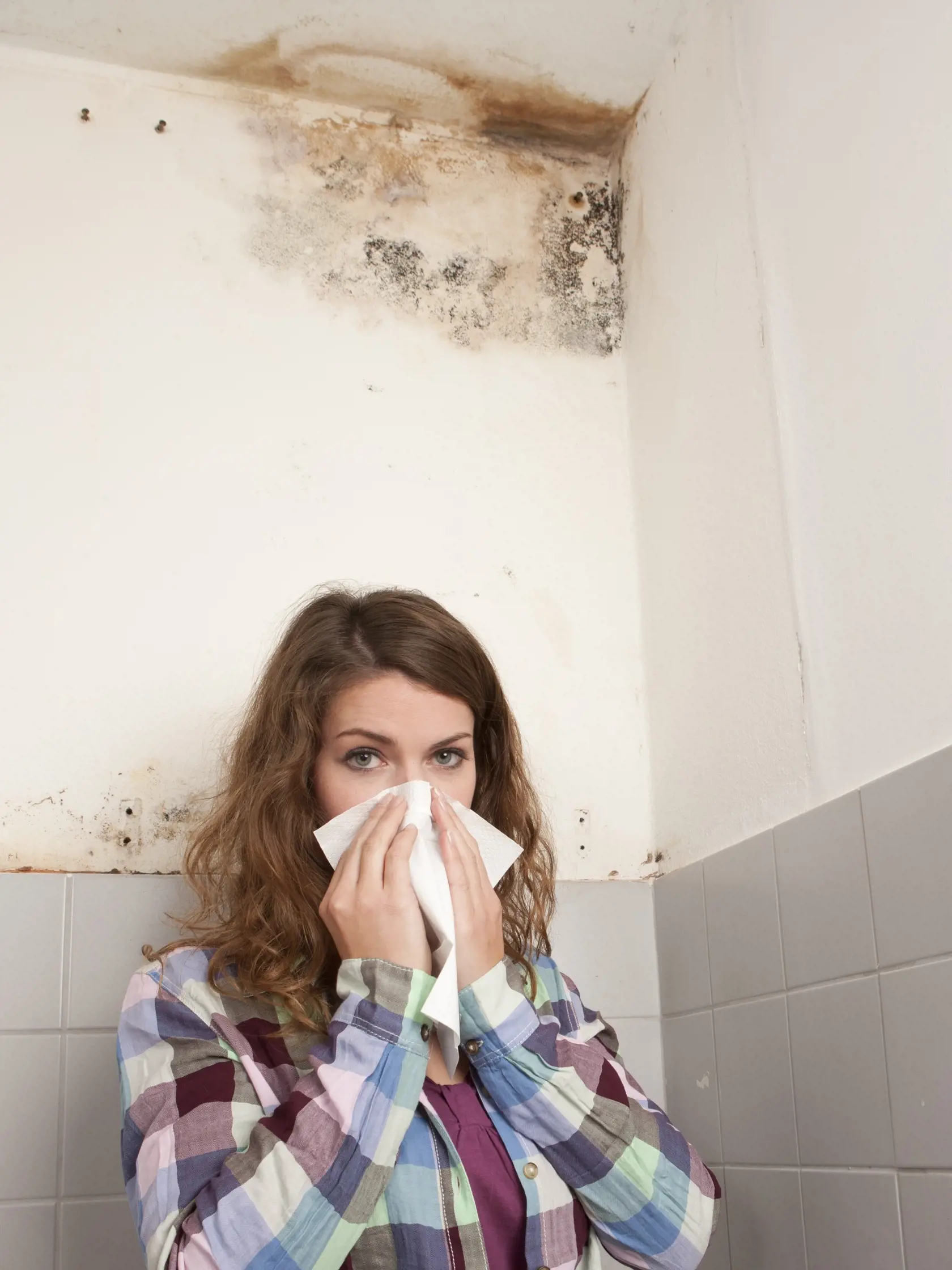 domácnosť - byt - kúpeľňa - pleseň - žena - alergia