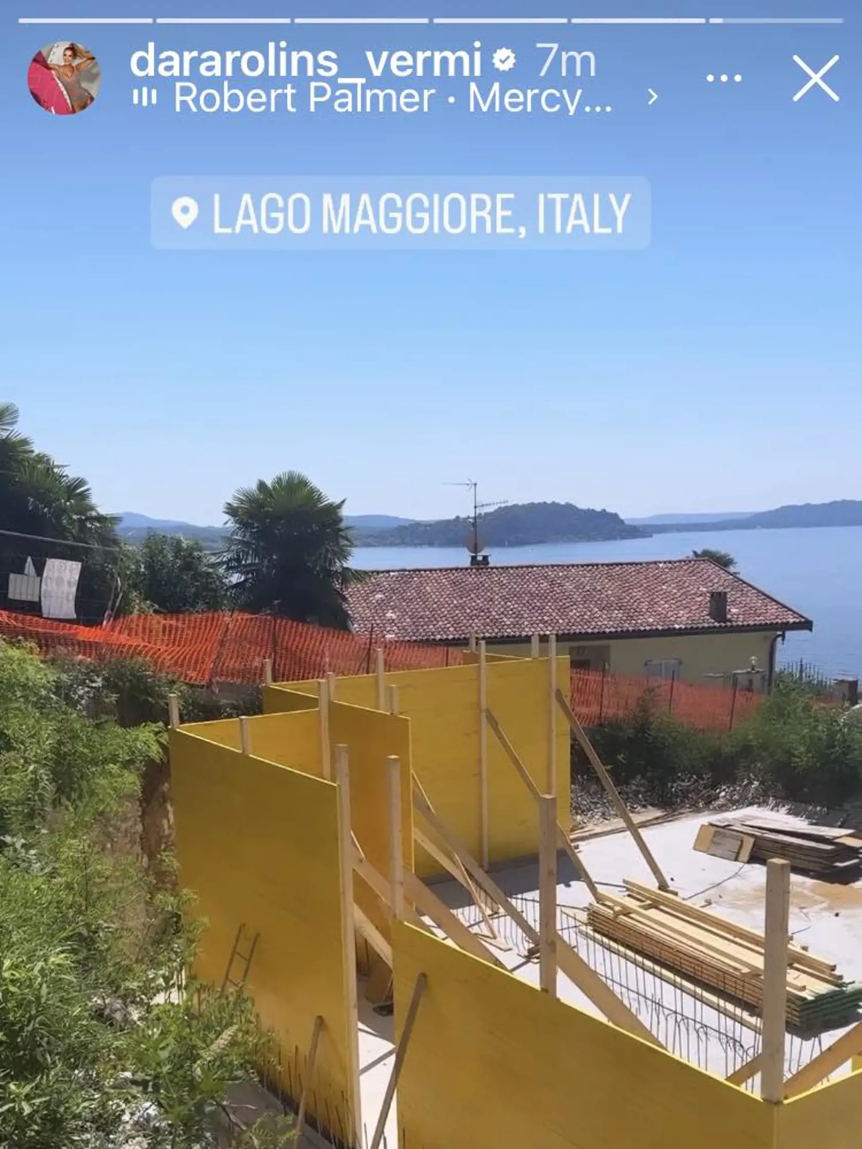 Taliansko, Lago Maggiore: Dara Rolins ukázala prvé zábery miesta, kde vyrastie ich nové hniezdočko lásky.