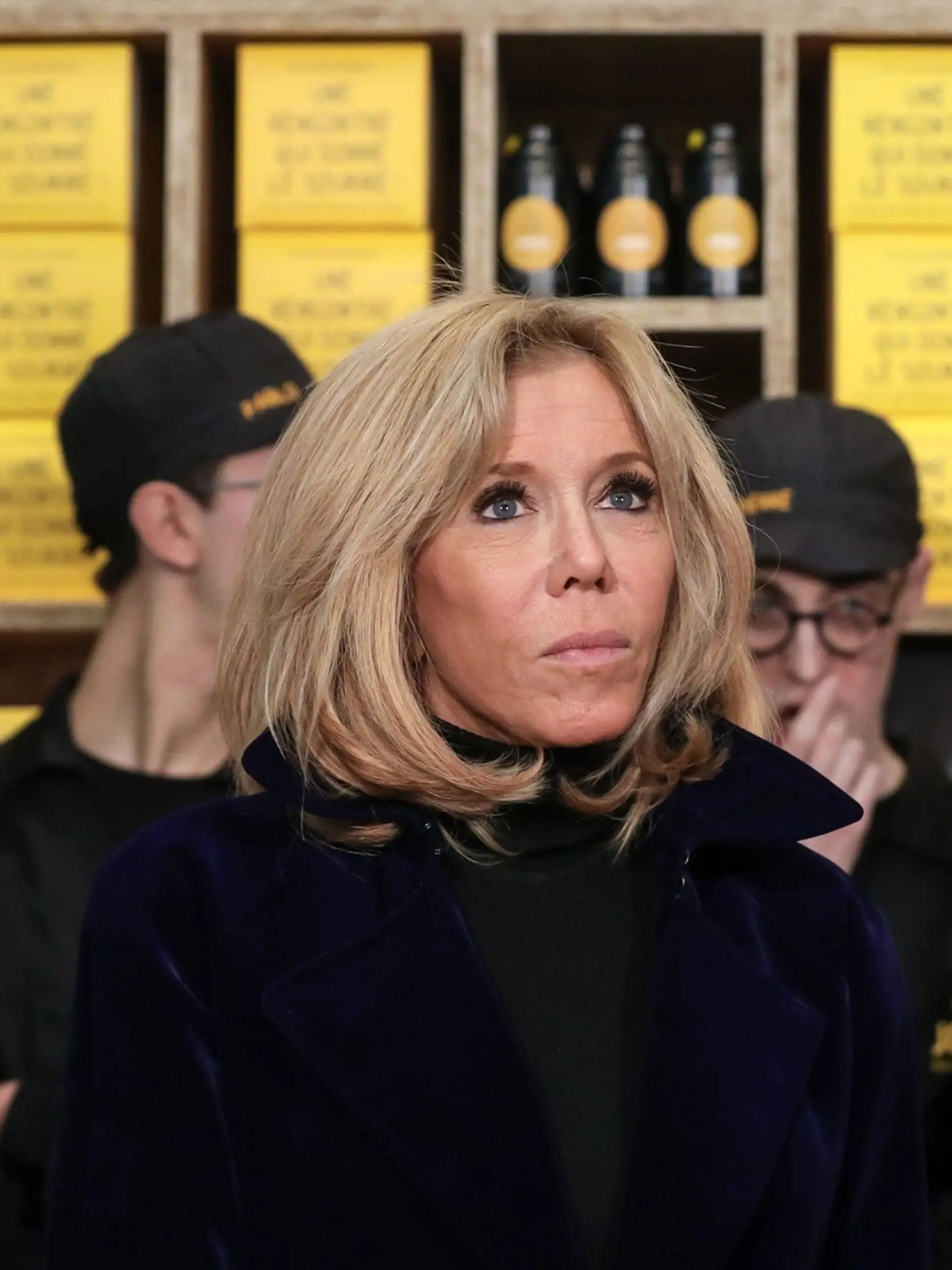 Prvá dáma Francúzska opäť predviedla jej povestnú eleganciu a zvolila sukňový kostým tmavomodrej farby. Svoju chudučkú postavu predviedla v transparentným pančuškách, ktoré svetu ukázali jej vychudnuté nohy.