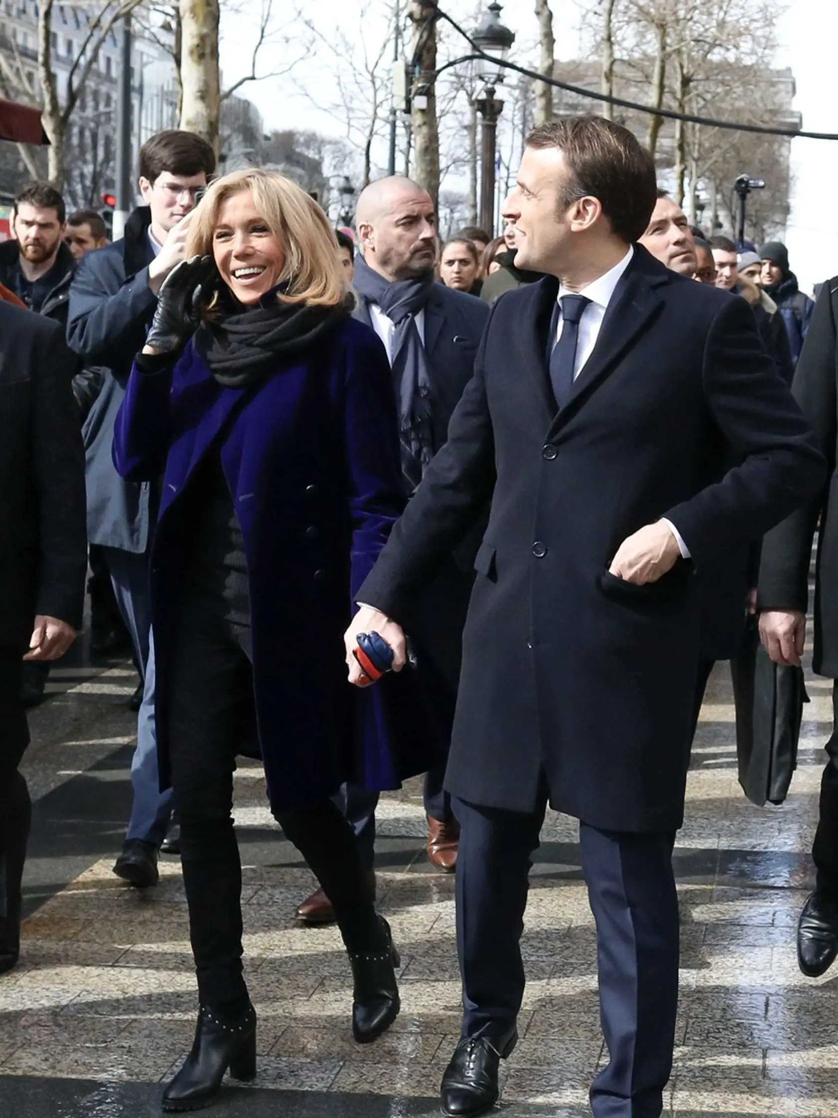 Prvá dáma Francúzska opäť predviedla jej povestnú eleganciu a zvolila sukňový kostým tmavomodrej farby. Svoju chudučkú postavu predviedla v transparentným pančuškách, ktoré svetu ukázali jej vychudnuté nohy.