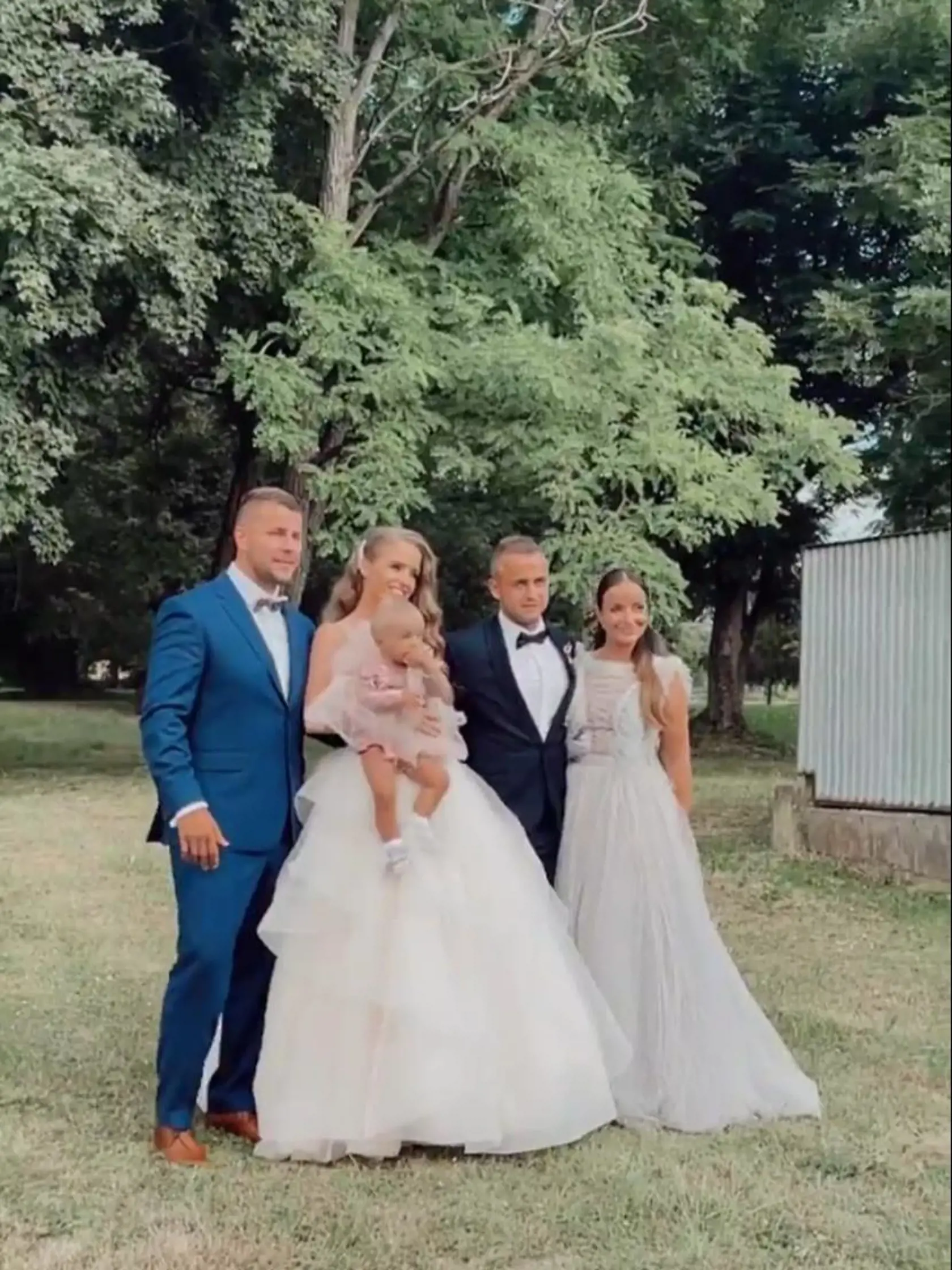 Daniela a Stanley s dcérkou Lindou v náručí novomanželov.