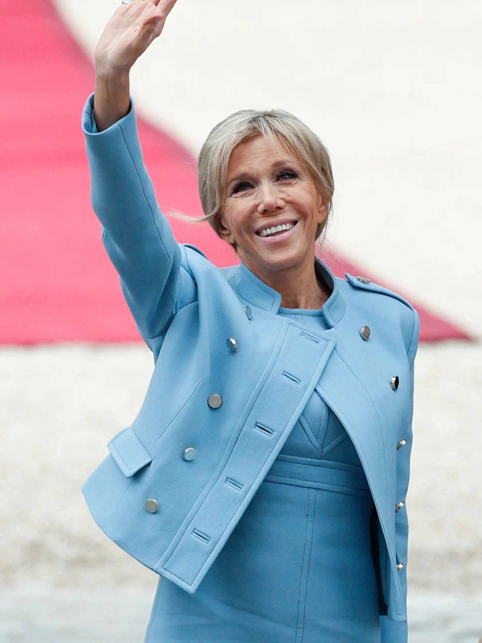 Prvá dáma Francúzska Brigitte Macron (69) spolu s prezidentom Emmanuelom Macronom (45) zavítala na oficiálnu návštevu Holandska. Okrem toho, že prišla vyparádená od hlavy po päty, ukázala aj chudučké nohy, ktoré boli oproti iným zúčastneným ako paličky.