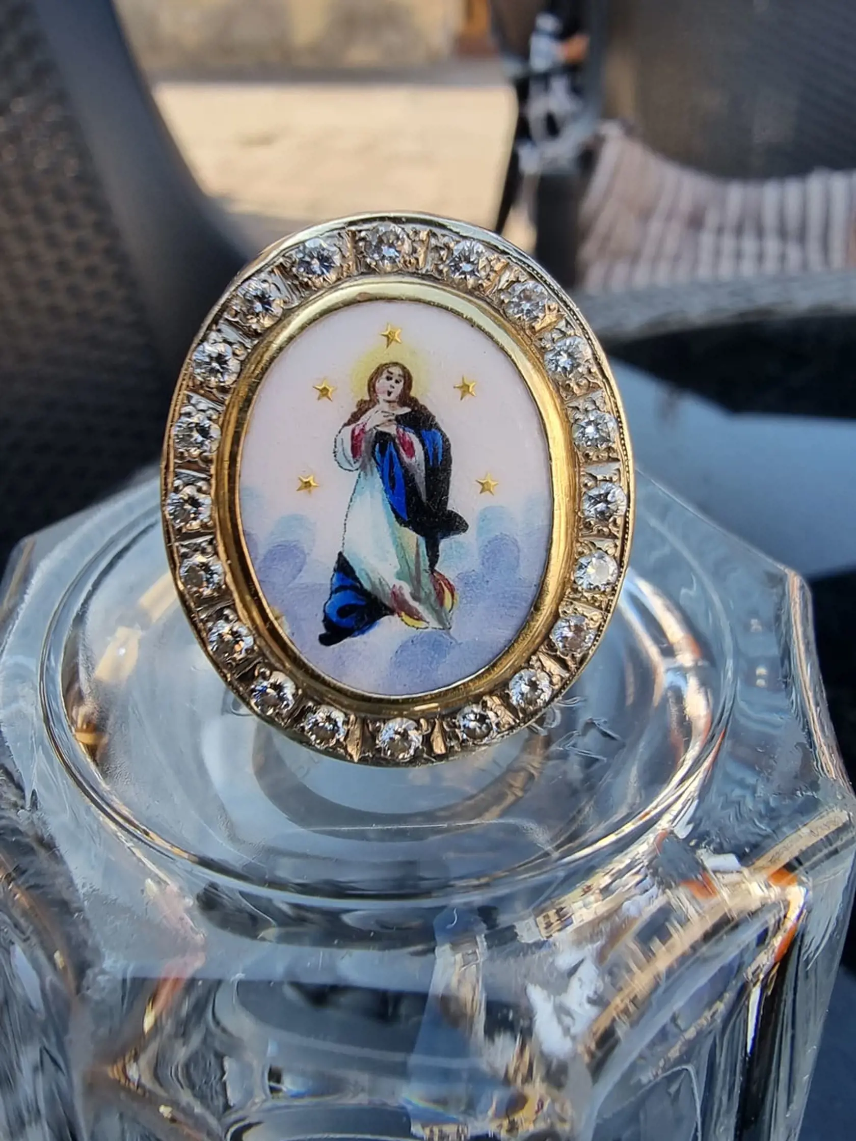 Tento masívny zlatý prsteň zdobený briliatntmi a obrazom madony, bol darom pre Svätého Otca od rómskeho kráľa.