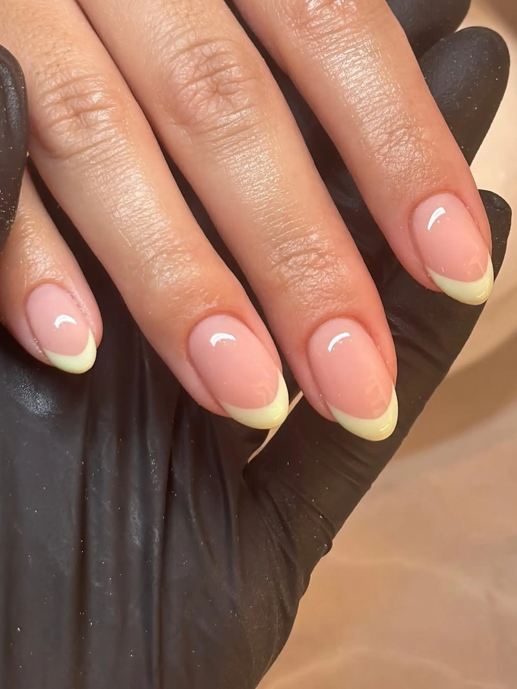 Citrónová manikúra od @nailsbykristen_x