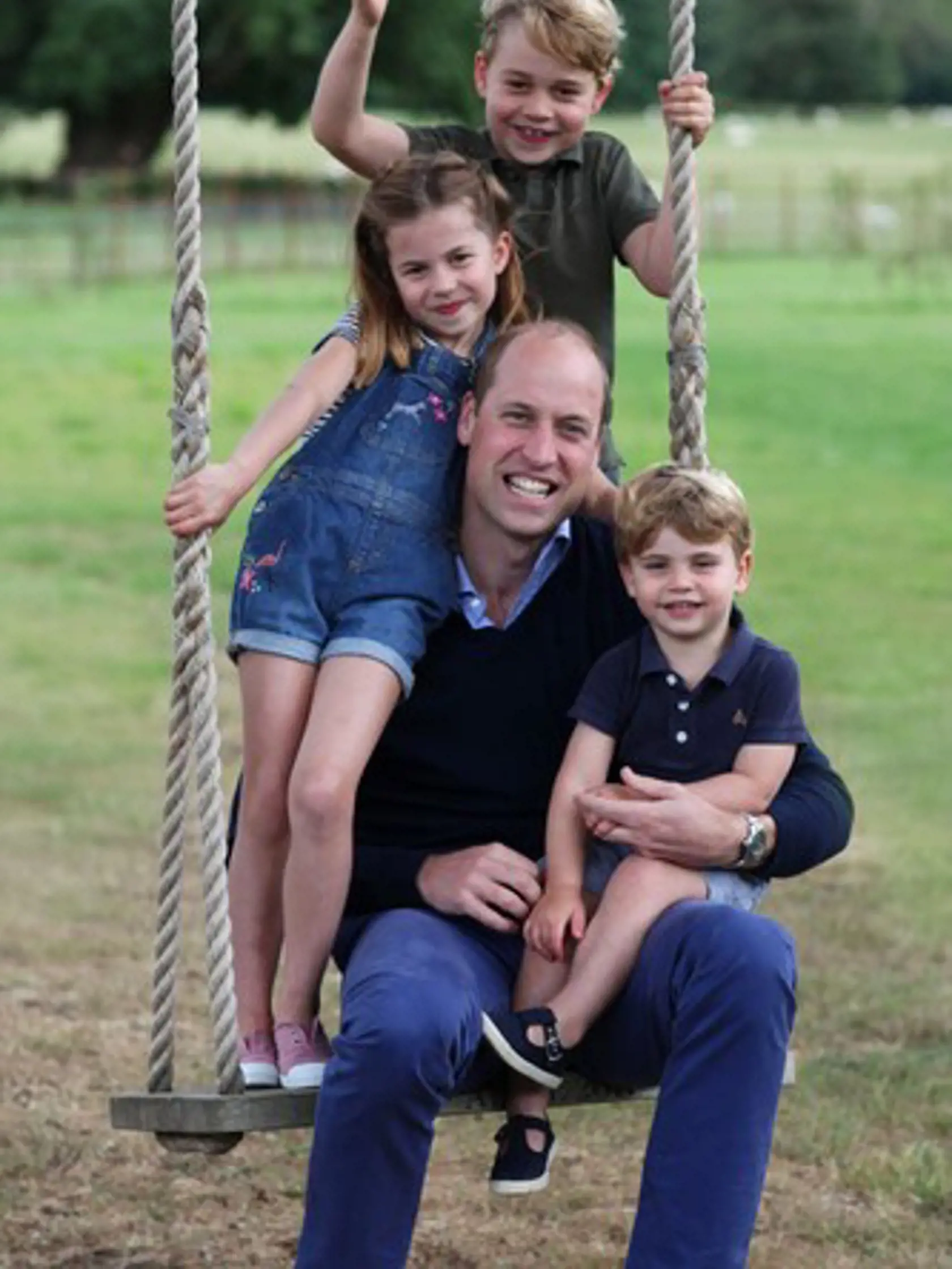 William a Kate chcú deťom dopriať "obyčajné" detstvo. Venujú sa im každú voľnú chvíľku.