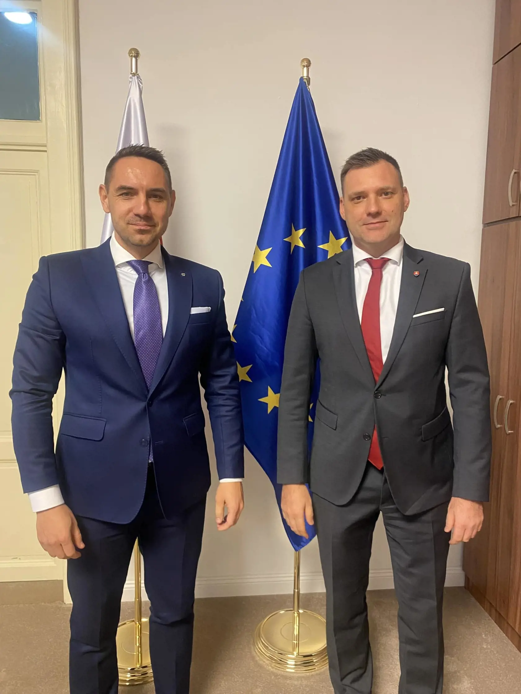 Zľava György Gyimesi a minister životného prostredia za SNS Tomáš Taraba.