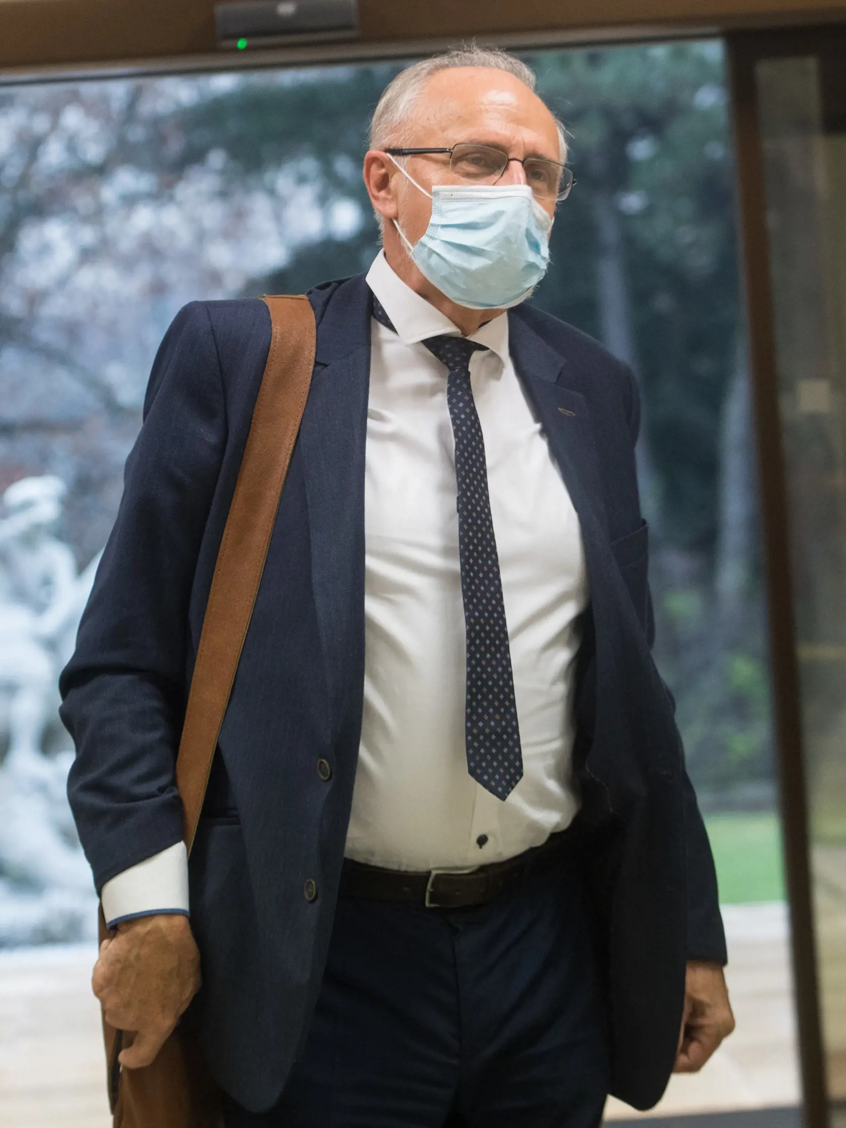 Na snímke minister pôdohospodárstva a rozvoja vidieka SR Ján Mičovský prichádza na mimoriadne 56. zasadnutie vlády SR.