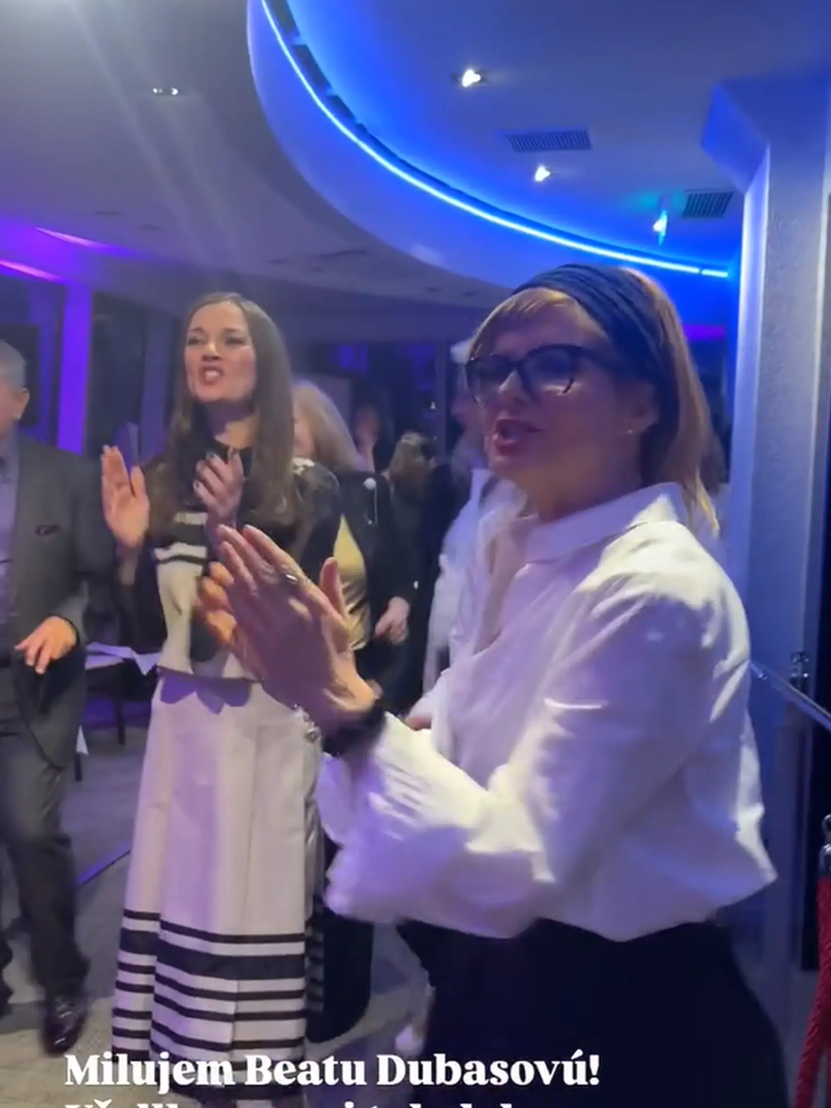 Veľkolepá oslava 70-ky Aleny Heribanovej: Hosťom zaspievala Beáta Dubasová. Legendy Slovenskej televízie si skvele zatancovali. Vpredu Soňa Müllerová.