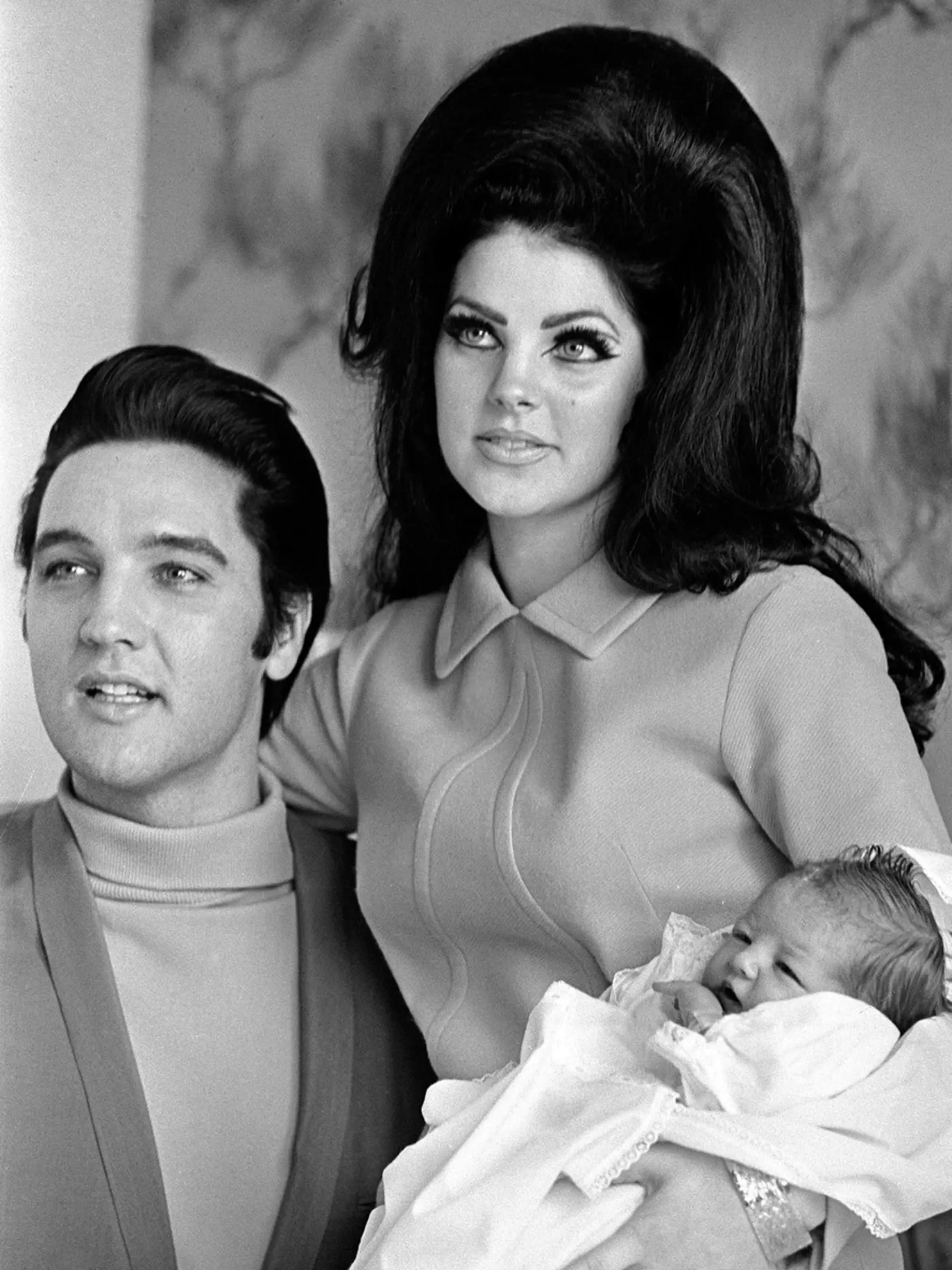 Elvis Presley je známy ako kráľ rokenrolu. Aj po všetkých tých rokoch je považovaný za jedného z najvplyvnejších hudobníkov všetkých čias, najmä ak vezmeme do úvahy, že bol jedným z prvých, ktorý priniesol rockovú hudbu do mainstreamovej hudby.