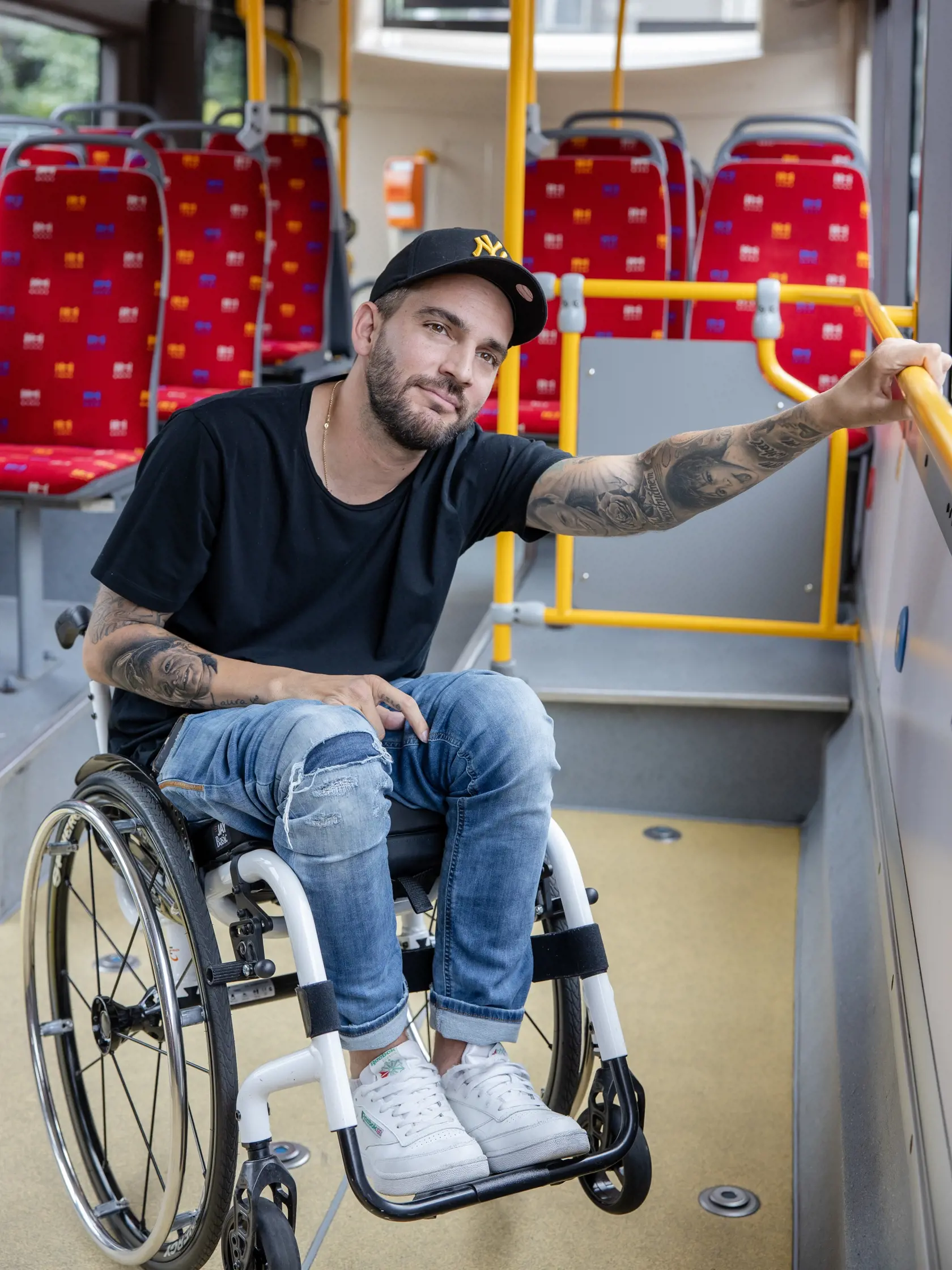 Bekim predviedol, aké je to cestovať na vozíku v mestskej hromadnej doprave.