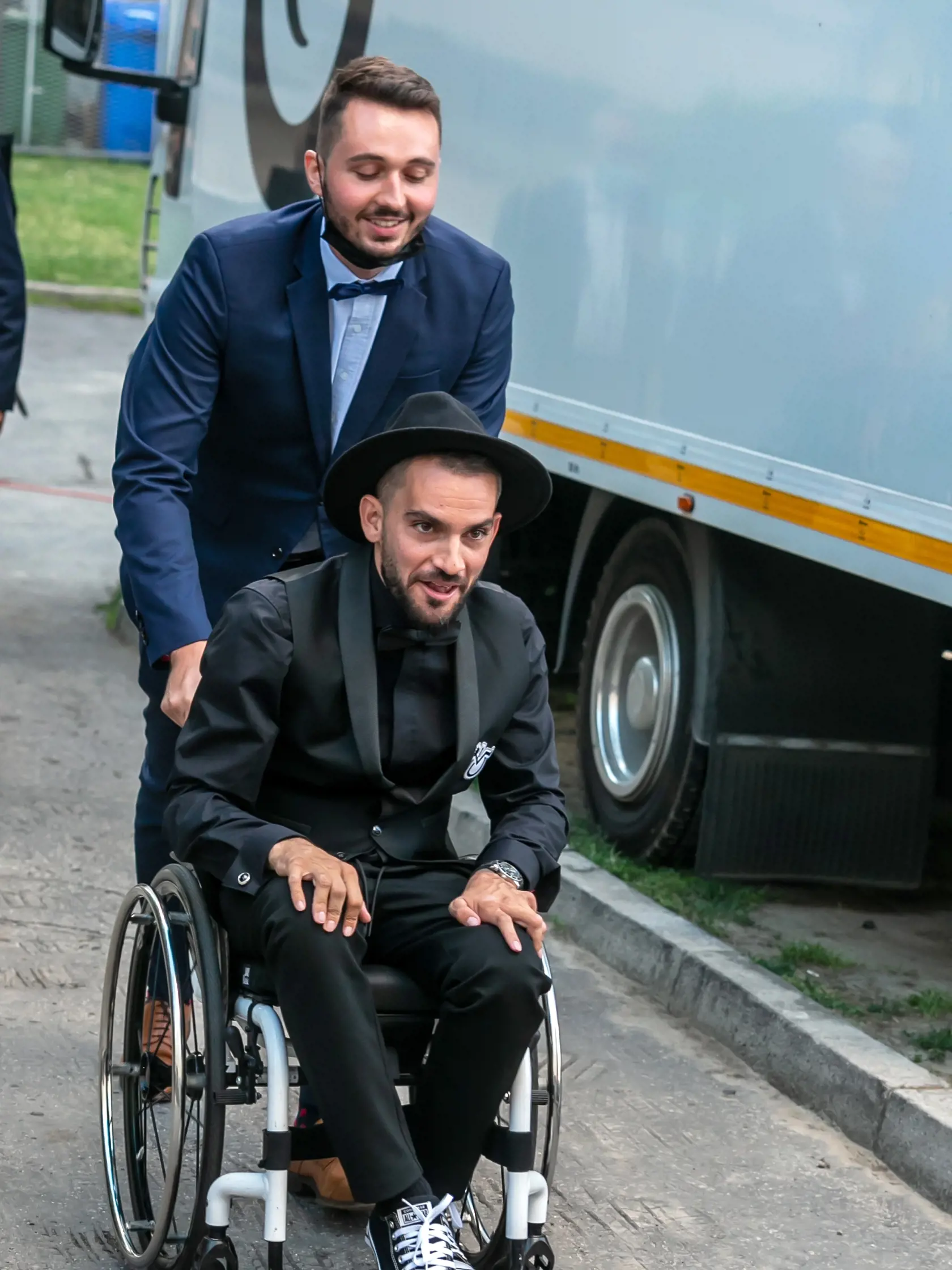 Na snímke je Bekim Aziri ako prichádza na priamy prenos Miss Slovensko 2021.