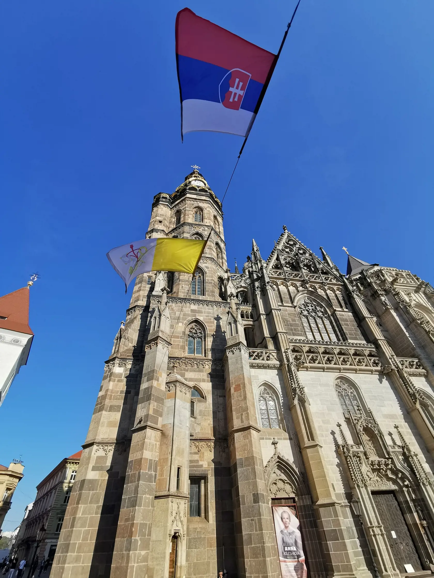 "JE TO POTVRDENÉ: SVÄTÝ OTEC DNES NAVŠTÍVI AJ HLAVNÚ: Svätý Otec František navštívi aj pýchu nášho mesta Hlavnú ulicu a veríme, že aj Dóm sv. Alžbety. Je nám veľkou cťou," uviedol na sociálnej sieti.