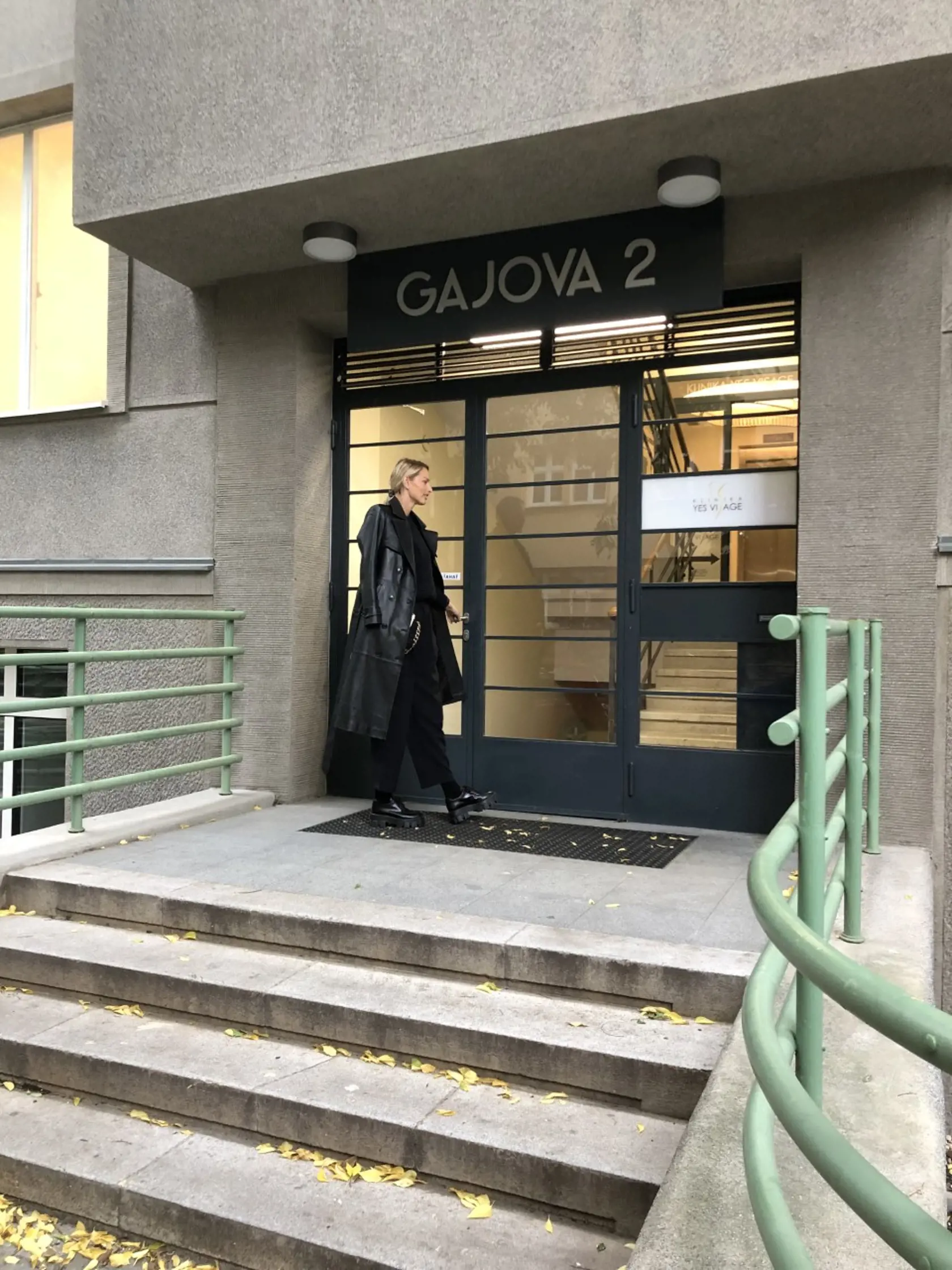 Michaelu sme zastihli vchádzať na kliniku krásy.