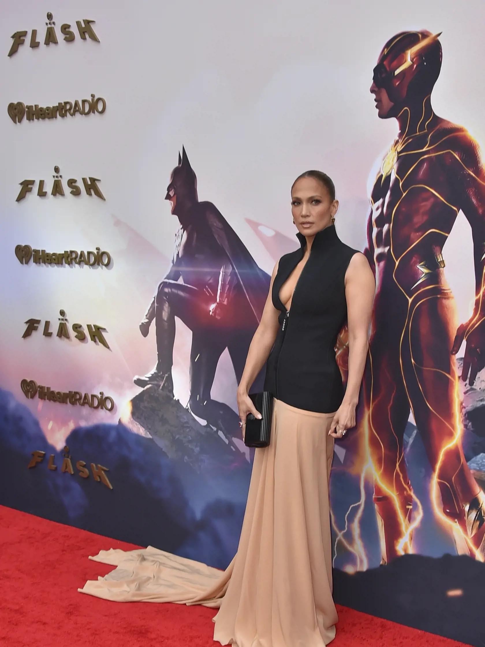 Na snímke americká herečka Jennifer Lopzová prichádza na premiéru amerického akčného filmu Flash nakrúteného na motívy komiksov o rovnomennej postave v nákupnom centre Ovation Hollywood v Los Angeles v noci na utorok 13. júna 2023. FOTO TASR/AP