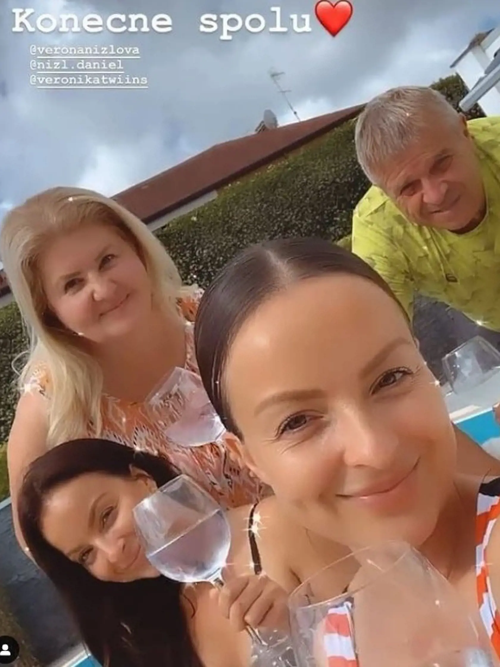 Daniela tak zobrala svoju dcéru Lindu a odišla na Slovensko, kde sa aj rozhodla ostať. Pomocnú ruku jej pri výchove podávajú rodičia a sestra Veronika, ktorá má taktiež niekoľko mesačné dieťatko. Stali sa tak z nich hrdé slobodné mamičky.