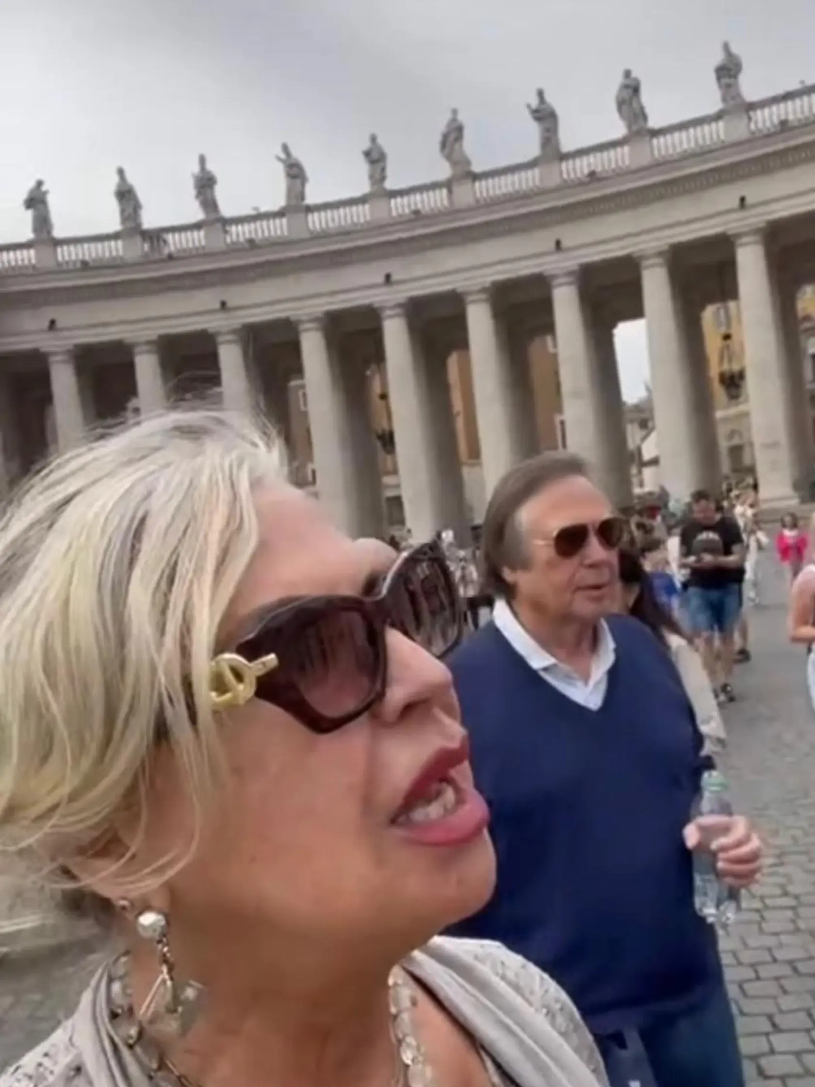Eva zvolila na návštevu Vatikánu žiarivý outfit. Šperky sa na slnku ligotali na všetky strany.