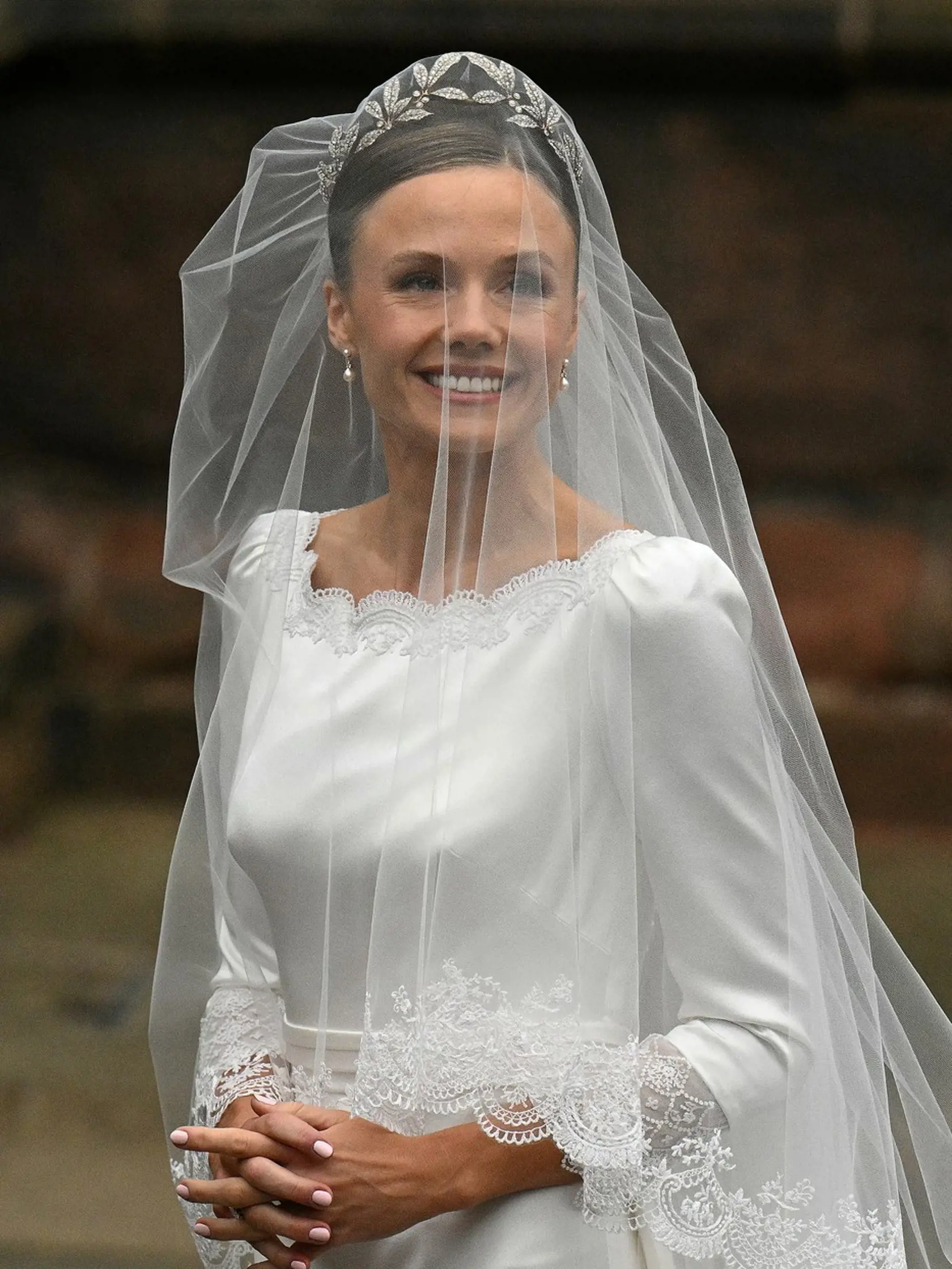 Olivia a Hughie, ako ho volajú jeho najbližší sa spoznali cez spoločných priateľov pred troma rokmi a v apríli minulého roku oznámili zasnúbenie.