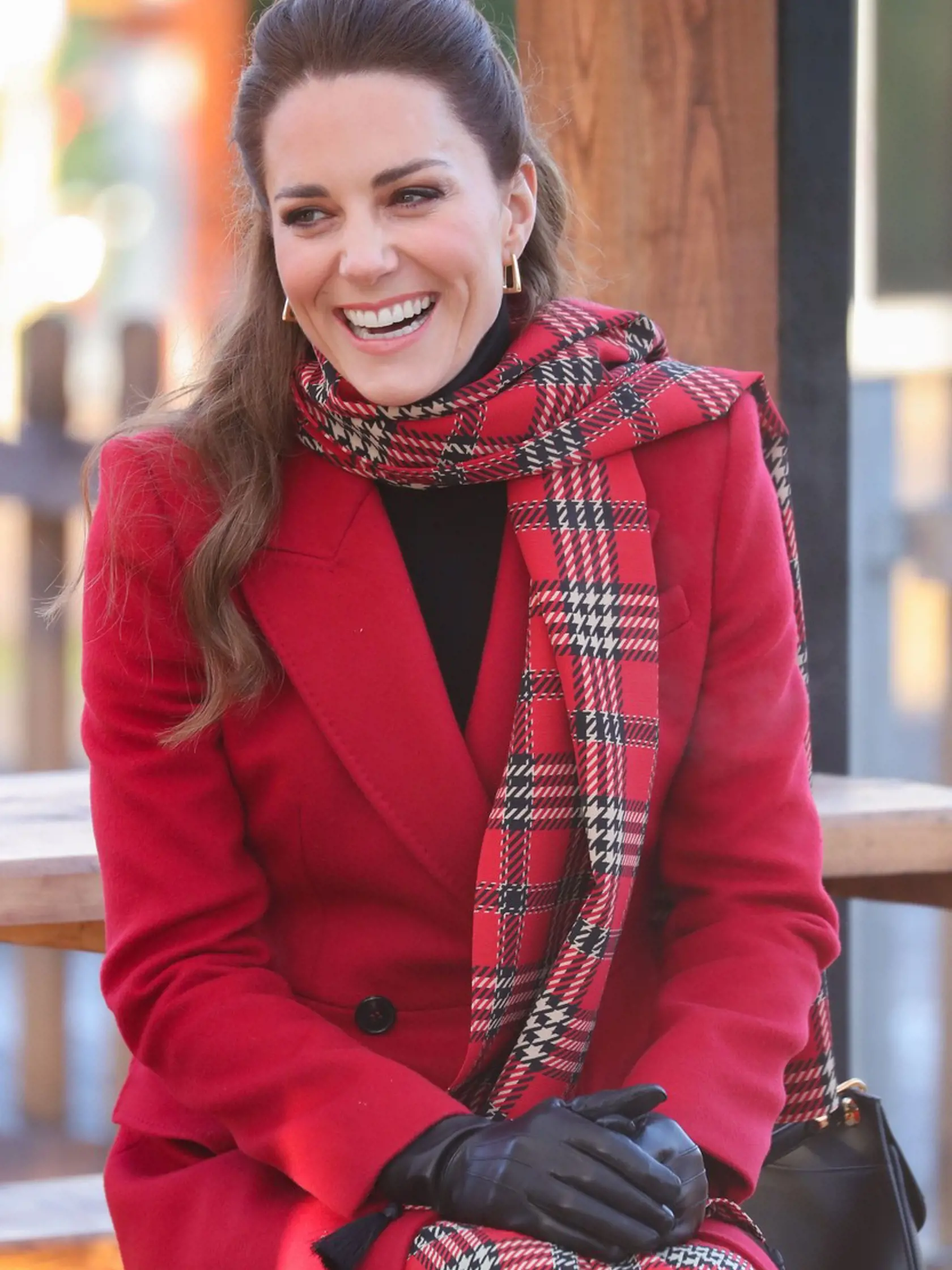 Červený outfit Kate pristane.