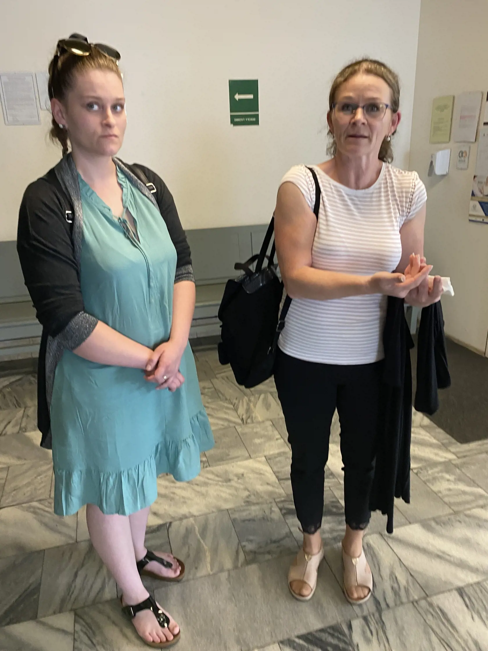Matka s dcérou - Petrana (25) mala v čase vraždy otca Petra Suržinu iba štyri mesiace. Jej mama Marta bola v čase streľby na Suržinu, čo prechádzalo jeho poprave, tehotná s Petranou.