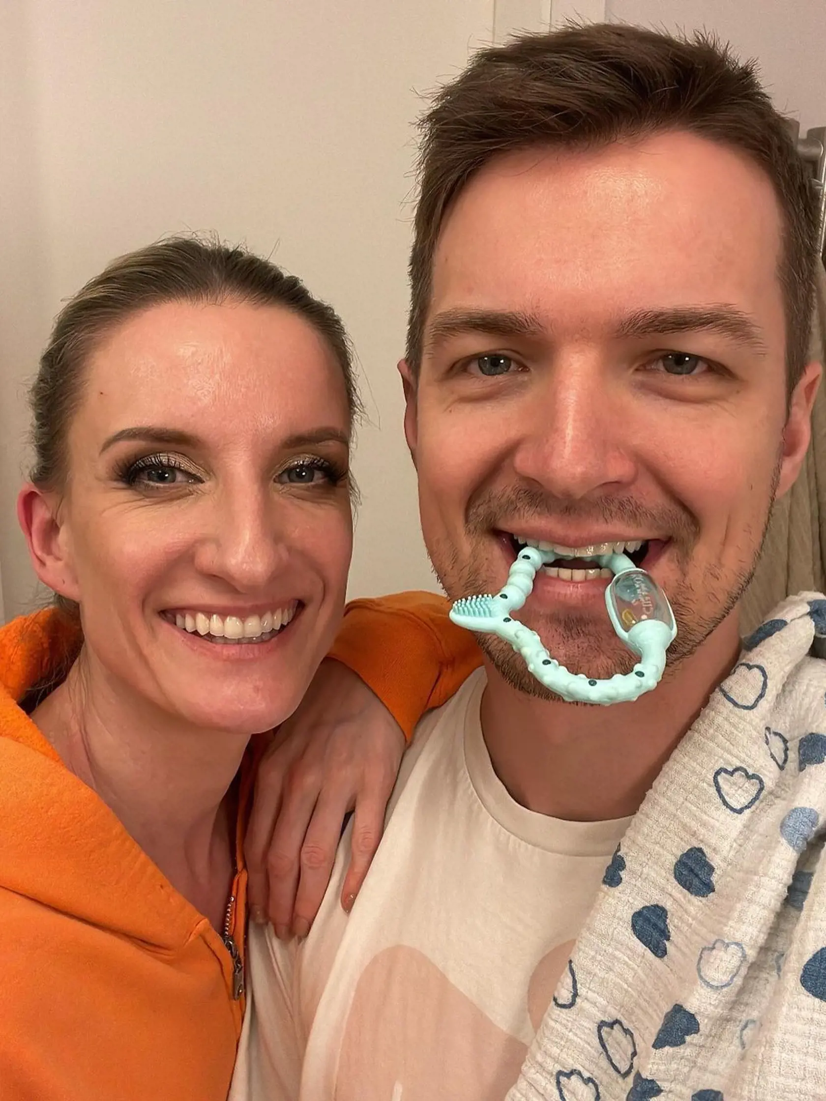 Adela a Viktor na najnovšej foto. Adele sa na tvári a v očiach zračí únava.