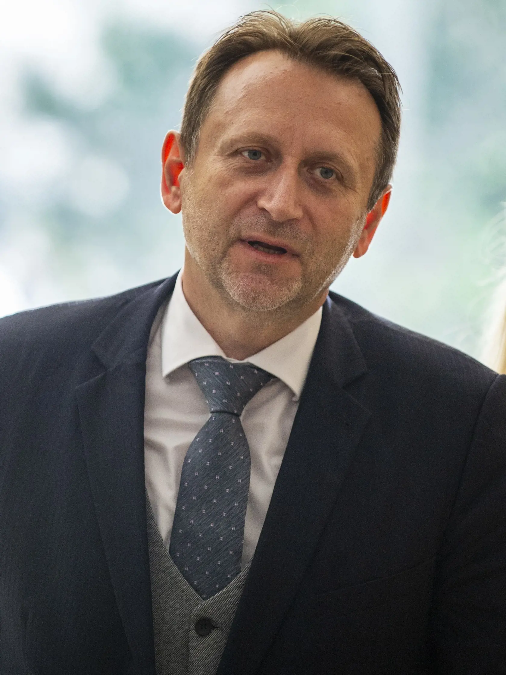 Na snímke dočasne poverený minister pôdohospodárstva a rozvoja vidieka SR Samuel Vlčan (nominant OĽANO) prichádza na 142. rokovanie vlády SR 22. marca 2023 v Bratislave.