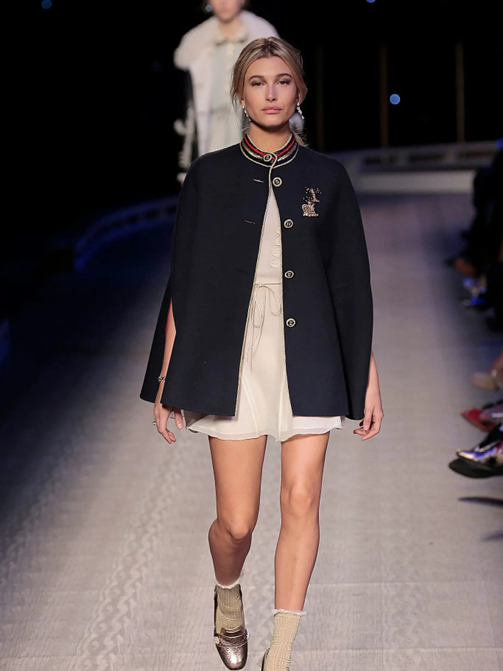 Hailey Bieber v ponožkách, tie sa nosia už do každého druhu obuvi.