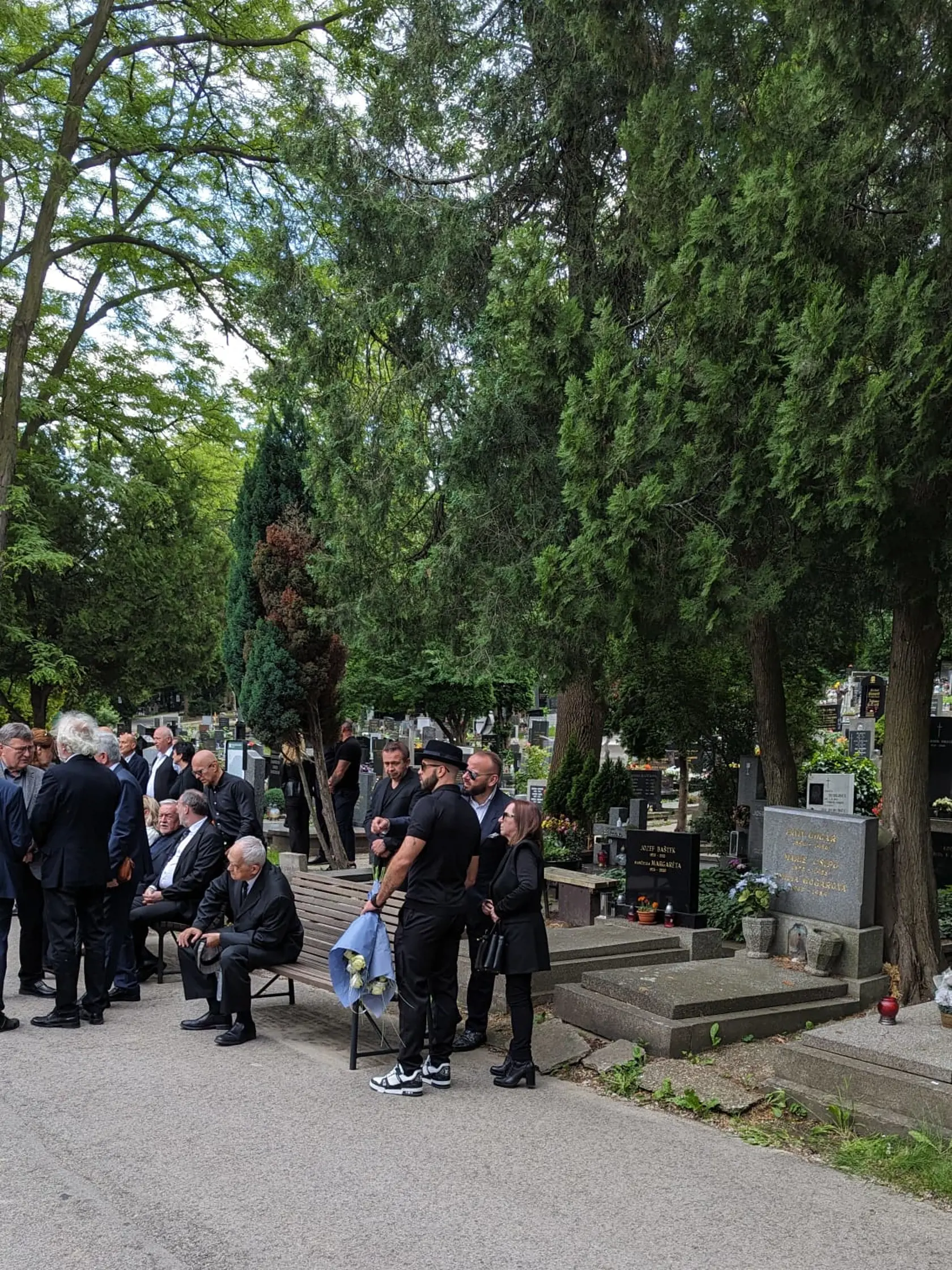 Nechýba ani onkológ Jozef Dolinský (vpravo).