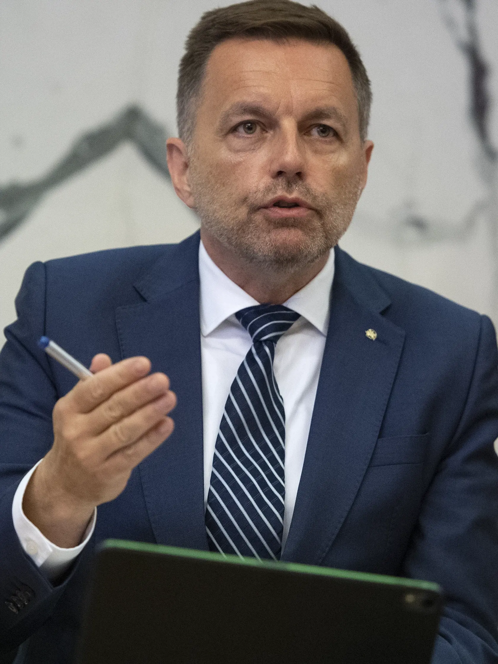 Na snímke guvernér Národnej banky Slovenska (NBS) Peter Kažimír počas tlačovej konferencie NBS k ekonomickému a menovému vývoju - leto 2022. V Bratislave, 21. júna 2022. FOTO TASR - Pavel Neubauer