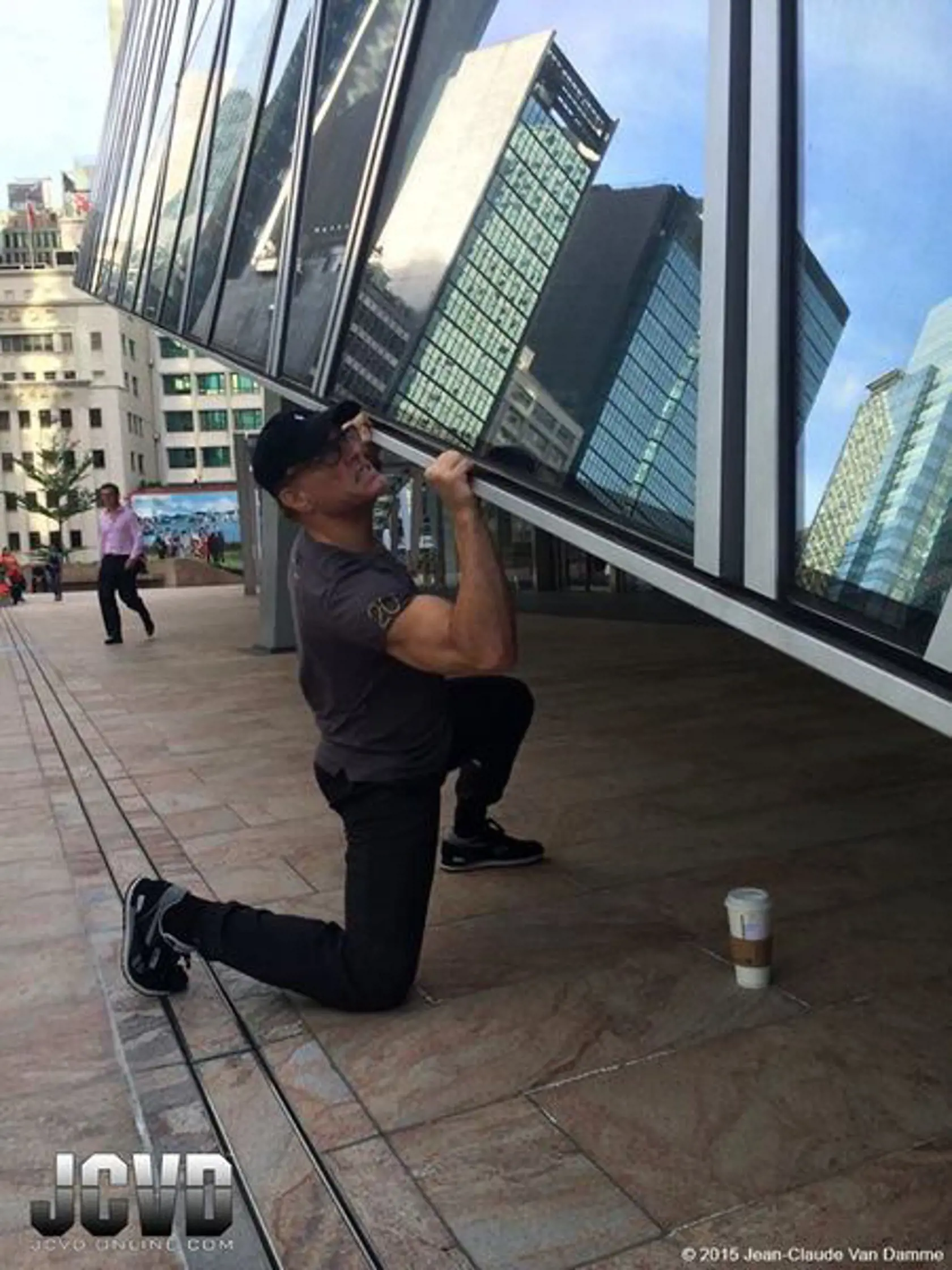 Jean-Claude Van Damme ukázal aj zmysel pre humor: Takto "zachraňoval" svoju kávu.