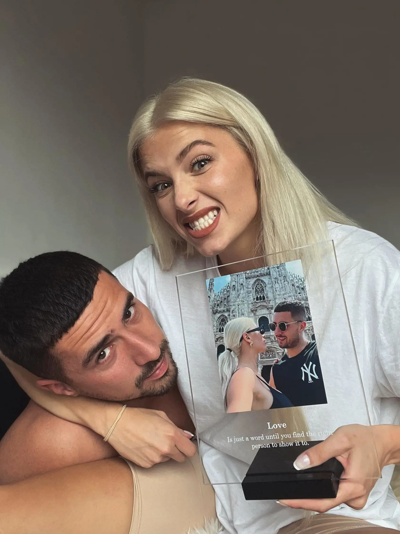 Laurina a Martinova pamiatka na výlet do Milána. Tam prebehla pred Dómom žiadosť o ruku.