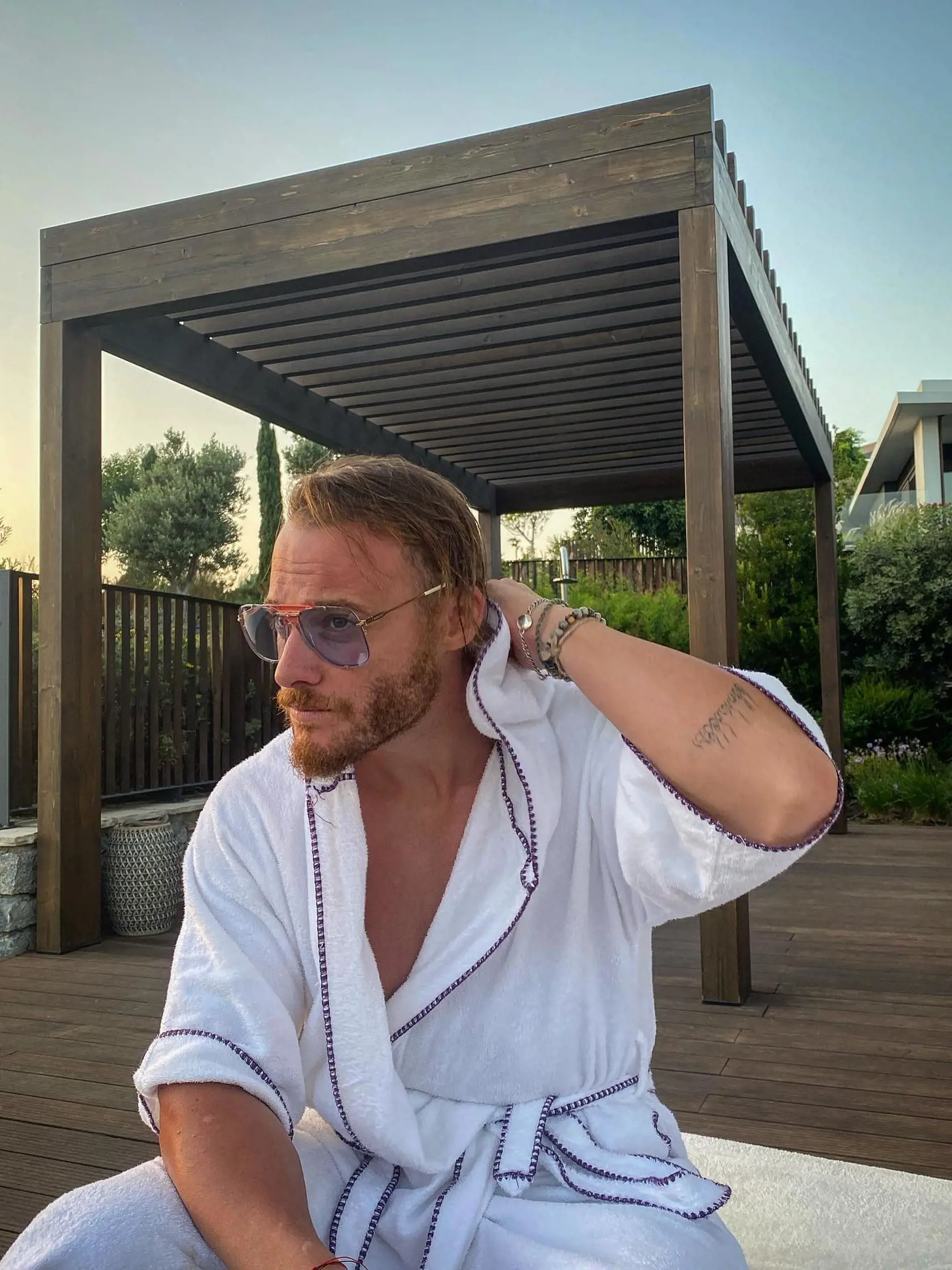 Kerem je sexi muž, ktorý sa rád pochváli svojim telom. A fanúšičky idú do kolien...