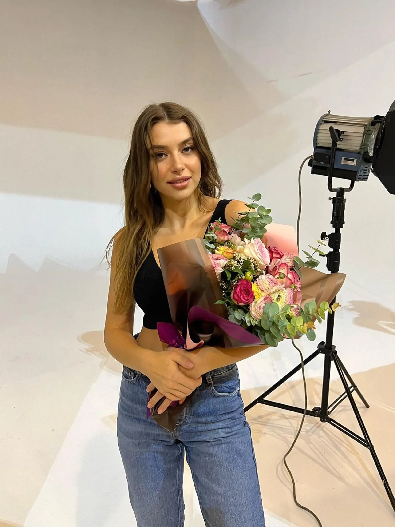 Herečka má však ešte o dva roky staršiu sestru Gamze Erçel (30), ktorá si aktuálne užíva materskú dovolénku s vytúženou dcérkou Aylin Mavi, ktorej fotografie pomerne často uverejňuje na instagrame aj samotná Hande.