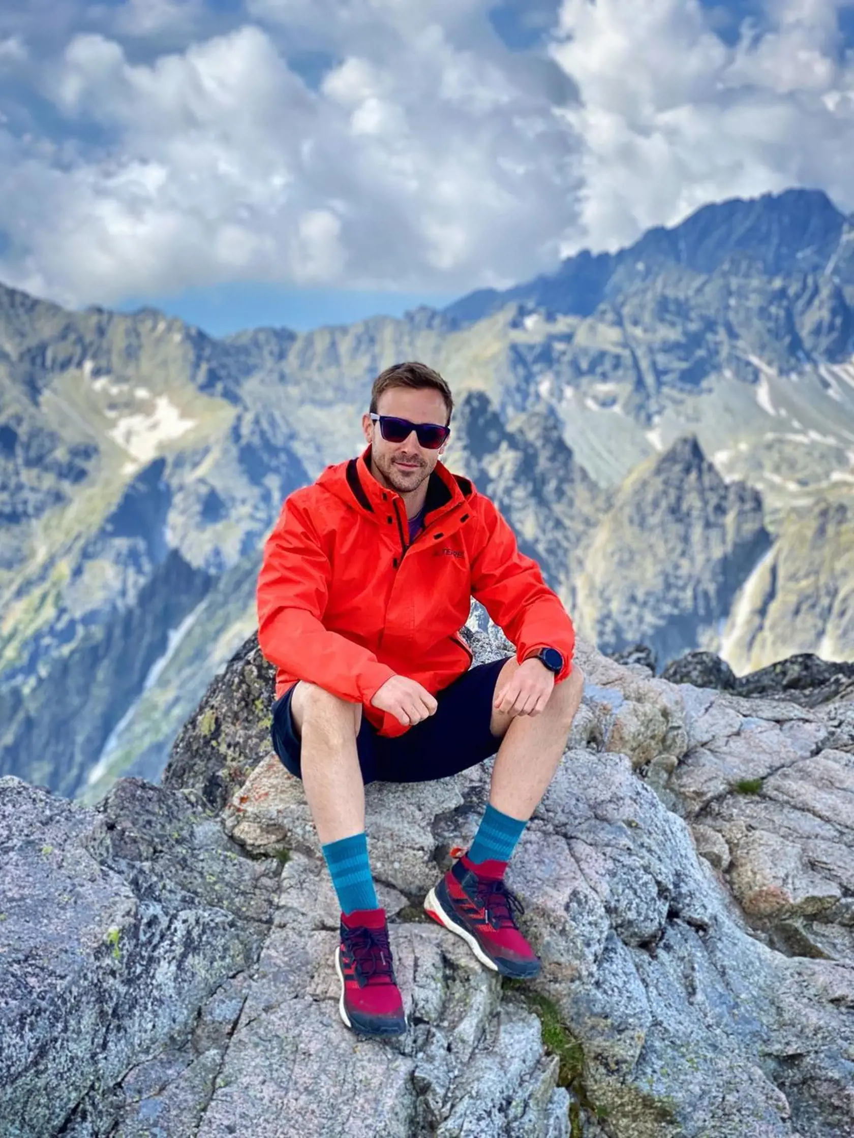 Marek pravidelne vyrazí do hôr.