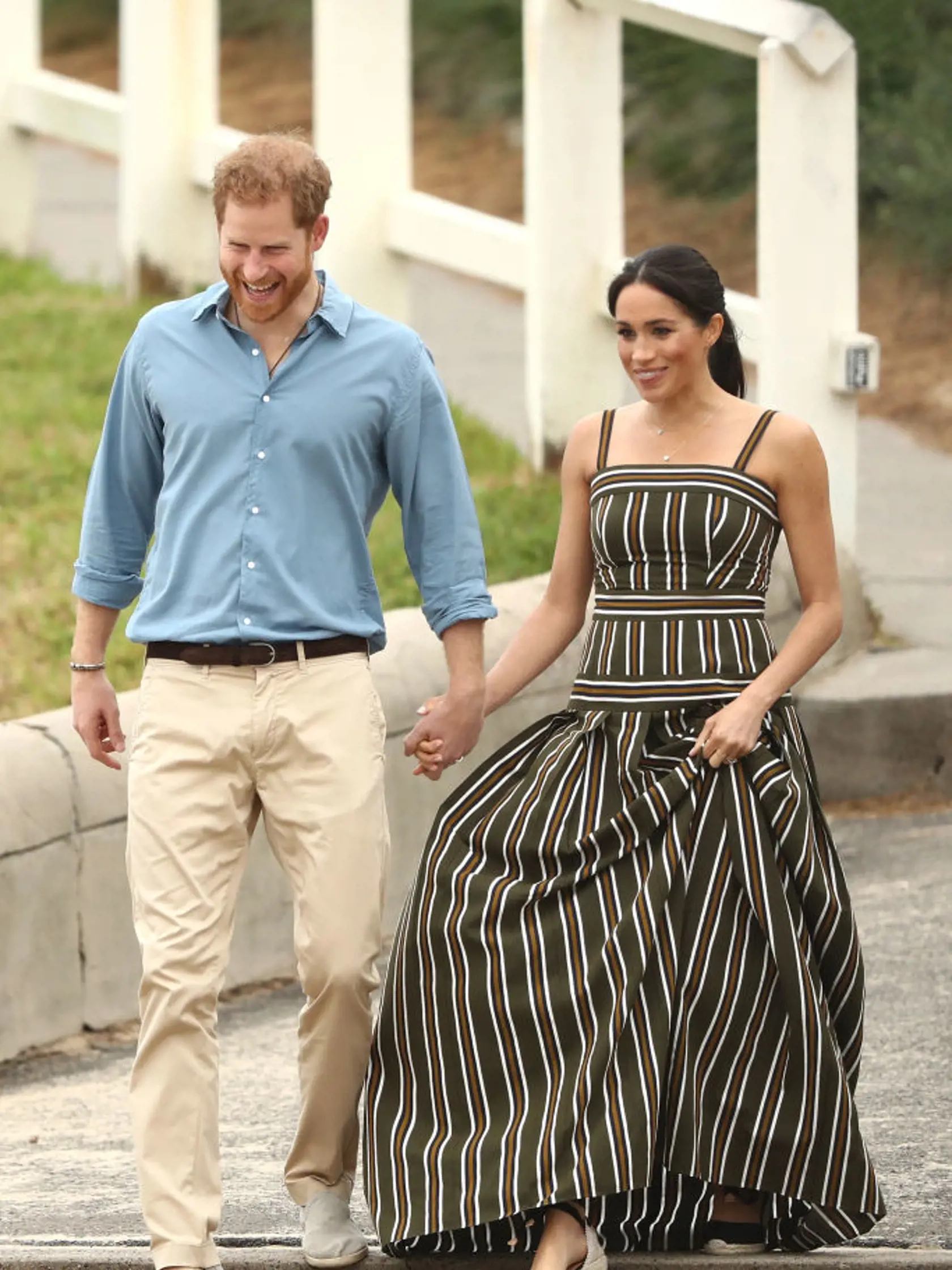 SYDNEY, AUSTRALIA - OCTOBER 19:  Prince Harry, Duke of Sussex and Meghan, Duchess of Sussex walk down to Bondi Beach on October 19, 2018 in Sydney, Australia. The Duke and Duchess of Sussex are on their official 16-day Autumn tour visiting cities in Australia, Fiji, Tonga and New Zealand.  (Photo by Ryan Pierse/Getty Images)