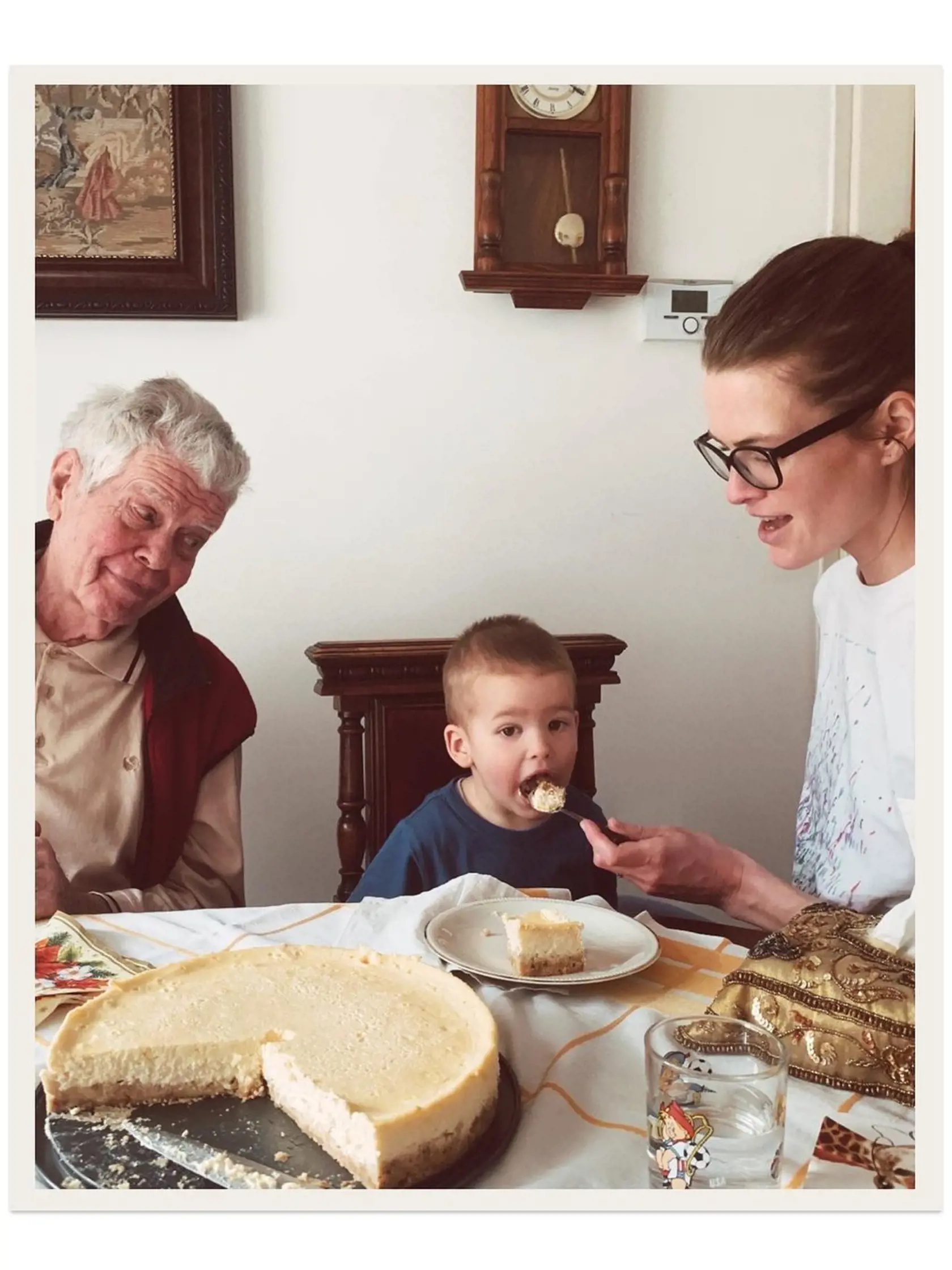 Herec Oldo Hlaváček (88) na rodinnej oslave u vnučky Michaely. Dva mesiace od smrti milovanej manželky vyčaril malý úsmev na tvári. Na zábere s najmladším pravnúčikom a vnučkou Michaelou (vpravo).
