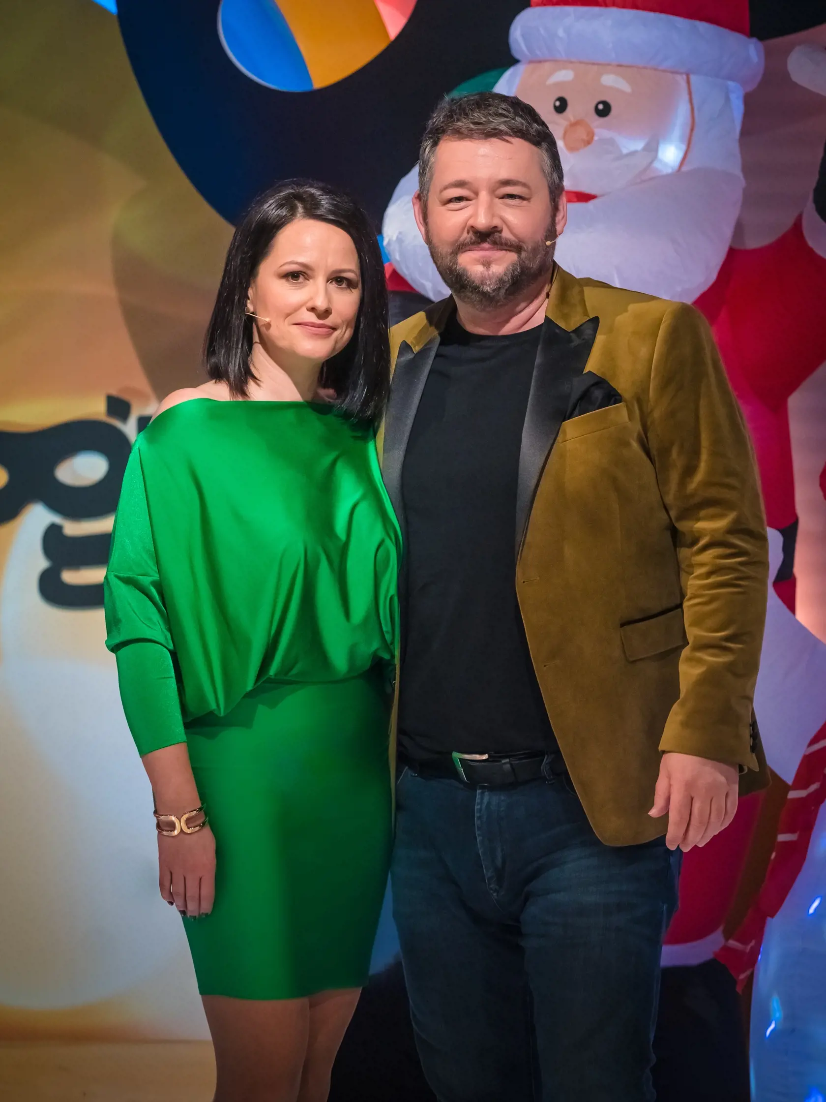 Partnerka Michala Hudáka Denisa si obliekla kratučké zelené mini šaty.